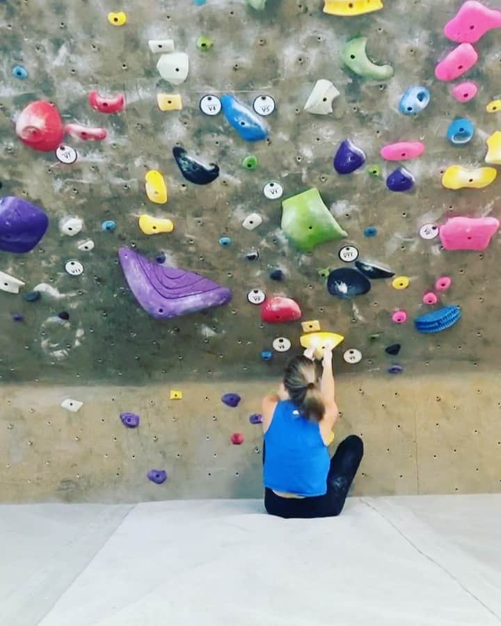 チェルシー・ルーズのインスタグラム：「IVE BEEN CLIMBING A LONG ASS TIME -   Well over half of my lifetime, actually.   While I can definitely get stronger, I’d say the biggest thing I’ve had to wrestle with as I am training again is actually my mindset.   I’m a FIRM believer that climbing is at least 60% mental depending on where you’re at in your journey. It’s a skill based sport, not necessarily a strength based sport, which is often extremely over looked.   For me, learning to be kind to myself based on how my body responds to training as a 30-something year old compared to when I was a preteen/teen/20-something year old. It’s required patience, trust, resilience and an unwavering passion for the sport. Let’s be honest though, sometimes this looks like lots of tears, navigating through negative inner dialogue, and lots of doubt.   I don’t recover like I used to so it’s easy to think I’m not as good as I used to be. And well, I don’t actually think that’s true.   It’s been super fun (aside from the tears, doubts, etc) to approach this journey with a true love for the sport, and wisdom from all my years of training.   And it’s been even more fun doing it with my FIRST EVER FEMALE COACH, @alex.stiger 🧡🧡👊 she keeps me honest, stoked, and real.   Here’s a vid from the other day - onsighting V8 with great shoulder stability (that I’m so proud of!)」