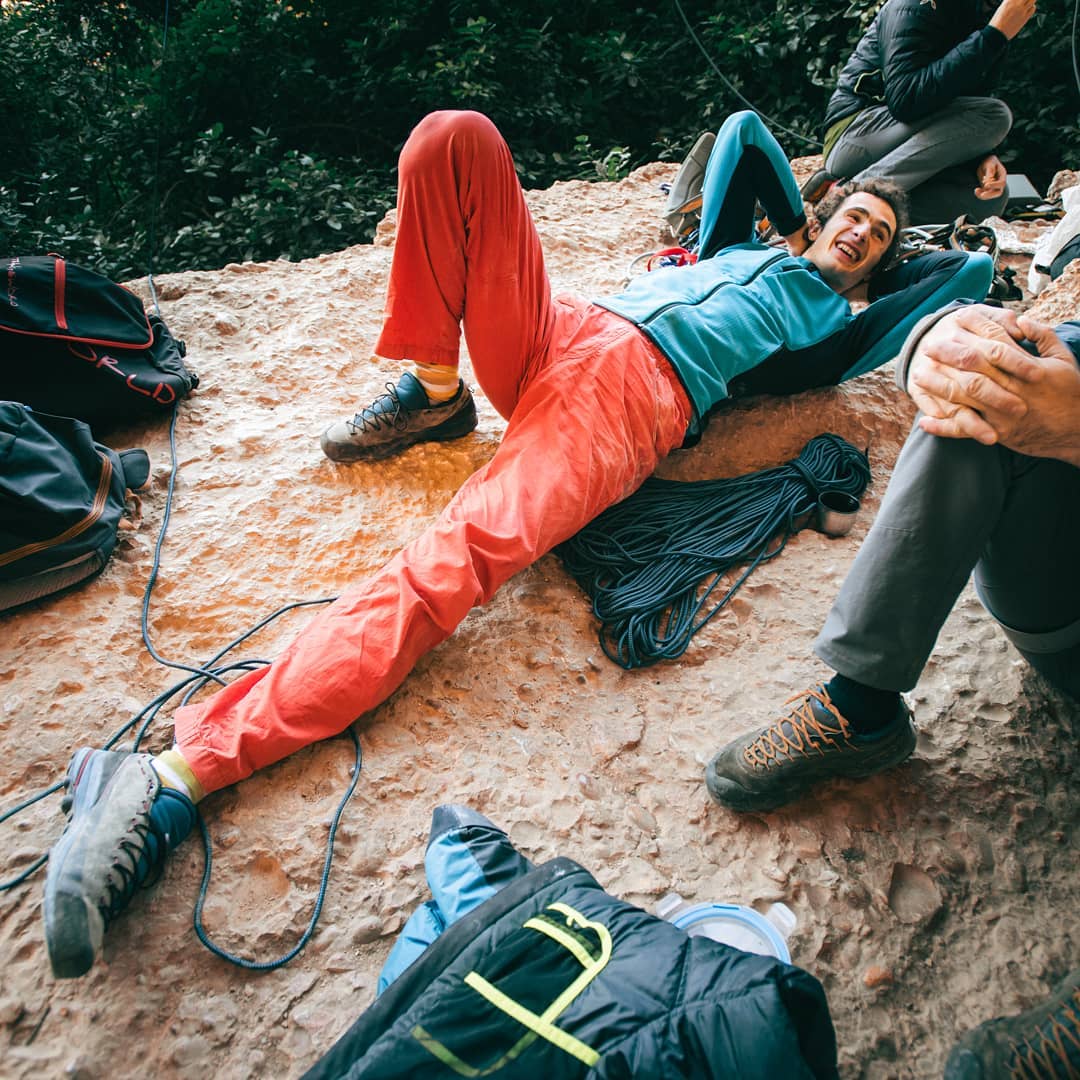 アダム・オンドラさんのインスタグラム写真 - (アダム・オンドラInstagram)「My climbing is not just me, my belayer, and hard work. Enjoy the peek behind the camera from Margalef >> Link in bio.  Pic by @pet.phot @blackdiamond @montura_official @lasportivagram  #onthego」10月30日 7時31分 - adam.ondra