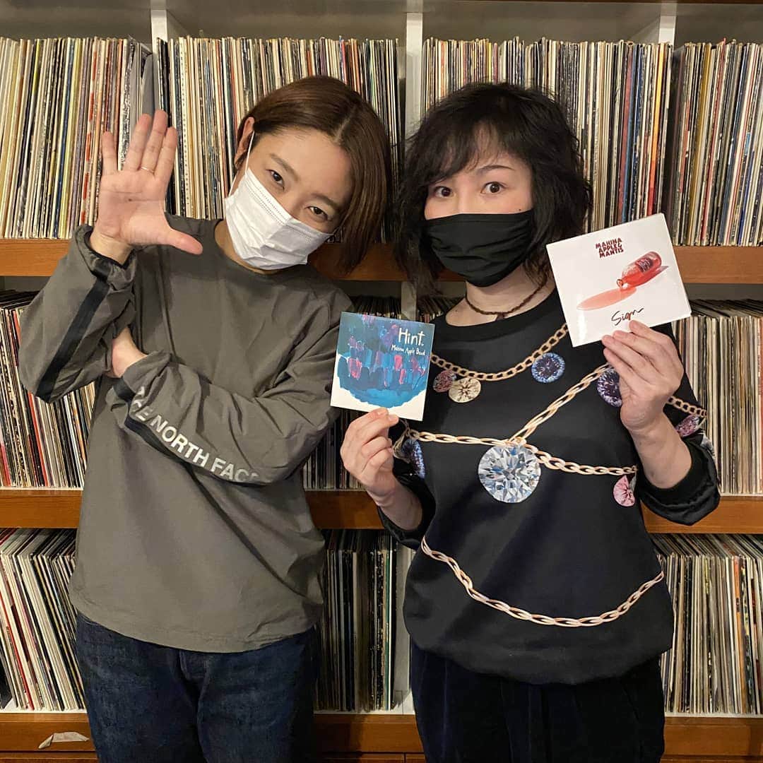 川村由紀のインスタグラム：「今宵のトークゲストは久々に #福岡 から大好きなシンガー #MahinaApple が登場！  前半は #halloween2020 をテーマに話題の新譜などピックアップしつつ選曲しました🎃🦇  金曜20時〜21時O.A #blockfm #ShibuyaOIRAN warmup radio by #カワムラユキ→ @blockfm」