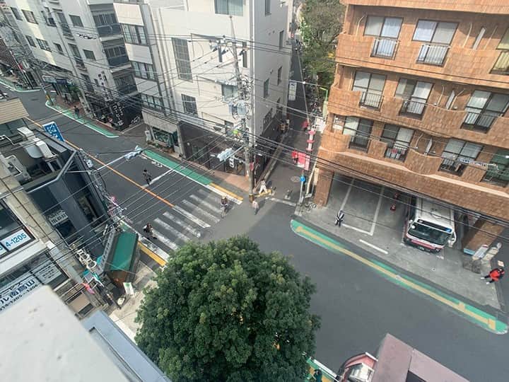 せたがやクラソンのインスタグラム：「『烏山駅前通りのふもと 501』﻿ ﻿ ・京王線千歳烏山駅 徒歩3分 ・14万円・46.2㎡・2DK ___________________________________________________________________﻿  千歳烏山。 ひと言で言えば、にぎやかで活気のある街です。 商店街を中心にわきわきとして、とっつきやすく、街に慣れるのにそんなに時間はかかりません。  マンションの5階、2DKのお部屋。 和室と洋室をそれぞれ揃え、大きめのキッチンがあるダイニング。 北西のため日中の日当たりはそこまでありませんが、 バルコニーが広く、洗濯物は間隔をあけて干せるのでしっかり乾くはず。  バルコニーから下をのぞくと街が見え、わずかに活気が伝わってきます。 さみしいよりも、にぎやかな方が暮らすのだって楽しいはず。  ▼この物件の詳細、﻿ そのほかのお部屋はプロフィールのリンクから﻿ @setagayakurasson﻿ ___________________________________________________________________﻿ ﻿ 「オンラインでお部屋探し」スタートしました！ ご相談お待ちしております。 ﻿ ﻿https://setagayakurasson.com/online _____________________________________________________________________﻿ ﻿ #せたがやクラソン #せたがやンソン #賃貸 #お部屋探し #オンラインお部屋探し #引っ越し #内見 #部屋 #ワンルーム #ひとり暮らし #ふたり暮らし #好きな街 #暮らしを楽しむ #キッチン #家具 #世田谷 #賃貸インテリア #リノベーション  #コンシェルジュ #世田谷のお部屋探し  #京王線 #千歳烏山  #駅近  #暮らしを楽しむ  #商店街 #和室  #洋室  #バルコニー #街を見下ろす  #おいなりさん」