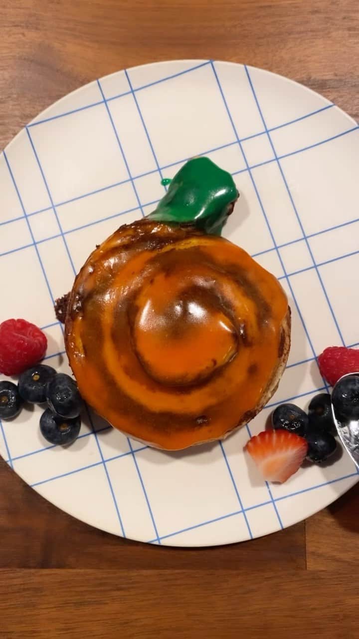 フリーディアのインスタグラム：「This Halloween we might not be able to go do things the way we want to. Have been thinking of things to do the day of from hime to keep the kids happy and enjoying Halloween Day to the max.  Pumpkin Cinnamon Rolls! Saw this on Pinterest and had to try it out. My son loved it 🎃  * *  今年のハロウィーンは、思い通りに行けないかもしれません。 子供たちを幸せに保ち、ハロウィーンの日をお家から最大限に楽しむために、その日にやるべきことを考えてきました。 パンプキンシナモンロール  これをPinterestで見て、試してみたら息子はとっても喜んでいた🎃 #pinterest #pumpkin #halloween #halloweenday #tryitout #totry #forkids #halloweencinnamonrolls #cinnamonrolls #cute #kawaii #friediamn #toddler #シナモンロール　#可愛い　#カボチャ　#はろ」