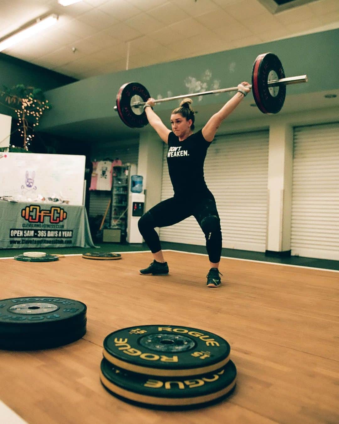 マッティ・ロジャーズのインスタグラム：「Too excited about @barbellstories film shots from our seminar a couple weeks ago. I’m so glad we can share our excitement in all things film 😂 ITS JUST BETTER THAN DIGITAL NO ONE CAN CHANGE MY MIND  ALSO, never stop growing crops have JUST been restocked!! Go get them while you can, last time they went absurdly quick. As always, thank you guys for the support 🥺 More things coming in the next couple days AND next week, so keep your eyeballs open!」