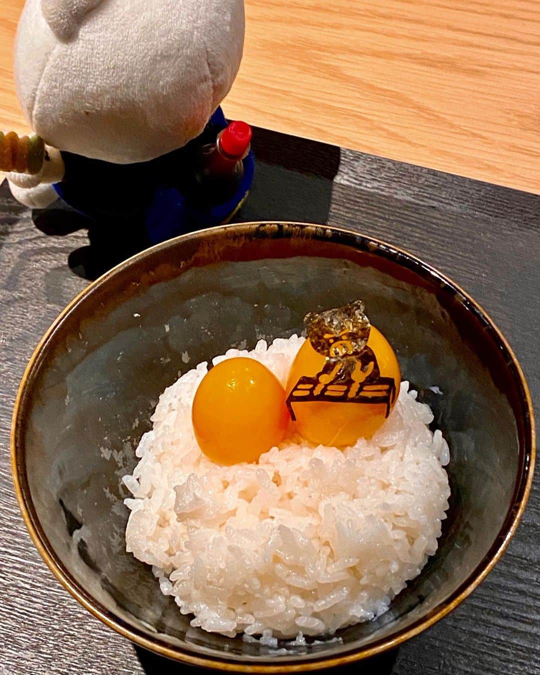 秋山具義さんのインスタグラム写真 - (秋山具義Instagram)「2回目の中目黒『熊の焼鳥』。﻿ ﻿ 【基本コース】﻿ ももねぎ(塩)、雲丹ムネ、丸ハツ(塩)、お口の恋人、つくね(塩・たれ・たれ)、サラダ、やげん(梅)、野菜串、皮の自家製醤油焼き、気まぐれ串、手羽先(塩)、〆もの、デザートで、3,800円。﻿ ﻿ その他は、鶏刺し、ひざなんこつ、エルフランス(うずら)、黒い明太子。﻿ ﻿ 美味しかった〜！！！﻿ 塩と2種のたれのふわっふわのつくね、これ好きだな〜！﻿ 「熊のたまごかけご飯」の食べ方も楽しいな〜！﻿ ﻿ キャラクターのくーま君が、いちいちいい仕事してます。﻿ ﻿ #熊の焼鳥 #熊の焼鳥中目黒 #具義焼鳥2020」10月30日 7時34分 - gugitter