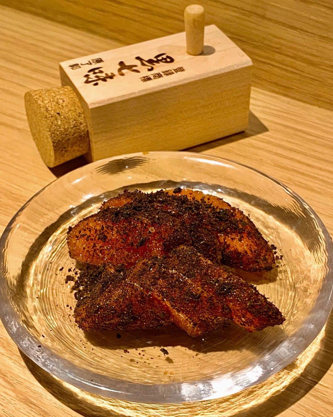 秋山具義さんのインスタグラム写真 - (秋山具義Instagram)「2回目の中目黒『熊の焼鳥』。﻿ ﻿ 【基本コース】﻿ ももねぎ(塩)、雲丹ムネ、丸ハツ(塩)、お口の恋人、つくね(塩・たれ・たれ)、サラダ、やげん(梅)、野菜串、皮の自家製醤油焼き、気まぐれ串、手羽先(塩)、〆もの、デザートで、3,800円。﻿ ﻿ その他は、鶏刺し、ひざなんこつ、エルフランス(うずら)、黒い明太子。﻿ ﻿ 美味しかった〜！！！﻿ 塩と2種のたれのふわっふわのつくね、これ好きだな〜！﻿ 「熊のたまごかけご飯」の食べ方も楽しいな〜！﻿ ﻿ キャラクターのくーま君が、いちいちいい仕事してます。﻿ ﻿ #熊の焼鳥 #熊の焼鳥中目黒 #具義焼鳥2020」10月30日 7時34分 - gugitter