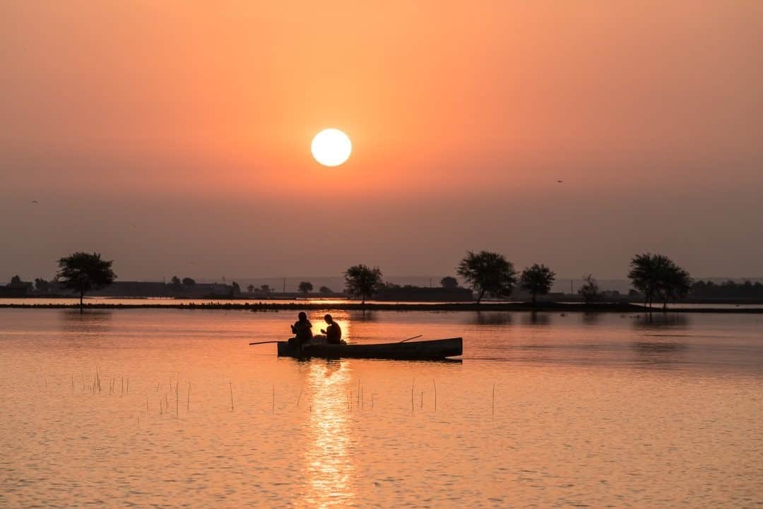 National Geographic Travelさんのインスタグラム写真 - (National Geographic TravelInstagram)「Photo by Brendan Hoffman @hoffmanbrendan / Fishermen from the floating village of Umar Shaikh on Lake Manchar take their boat out at dawn. Lake Manchar is Pakistan's largest freshwater lake, but due to agricultural runoff from fertilizers and pesticides it has become too polluted to drink, while the fish stocks that locals rely on have been decimated. Follow me @hoffmanbrendan for more human stories from around the world. #mancharlake #sindh #pakistan」10月30日 7時35分 - natgeotravel