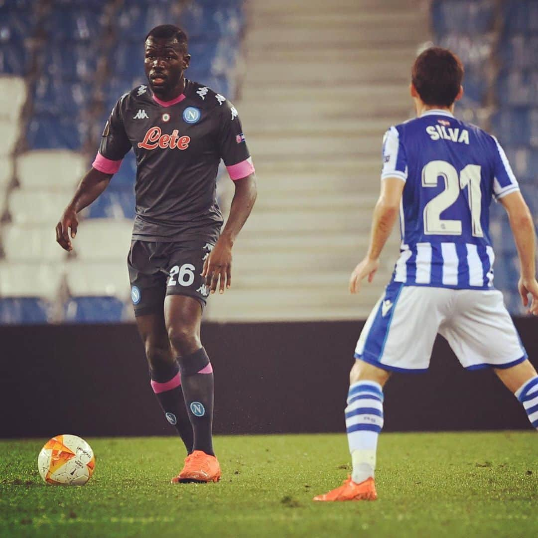 カリドゥ・クリバリさんのインスタグラム写真 - (カリドゥ・クリバリInstagram)「Tre punti importantissimi 💪🏿  Trois points très importants 👏🏿  Three very important points 🙌🏿  #RealSociedadNapoli 0-1 #UEL #Respect ⚽️ #KK #NoToRacism 💪🏿 #ForzaNapoliSempre 💙」10月30日 7時48分 - kkoulibaly26