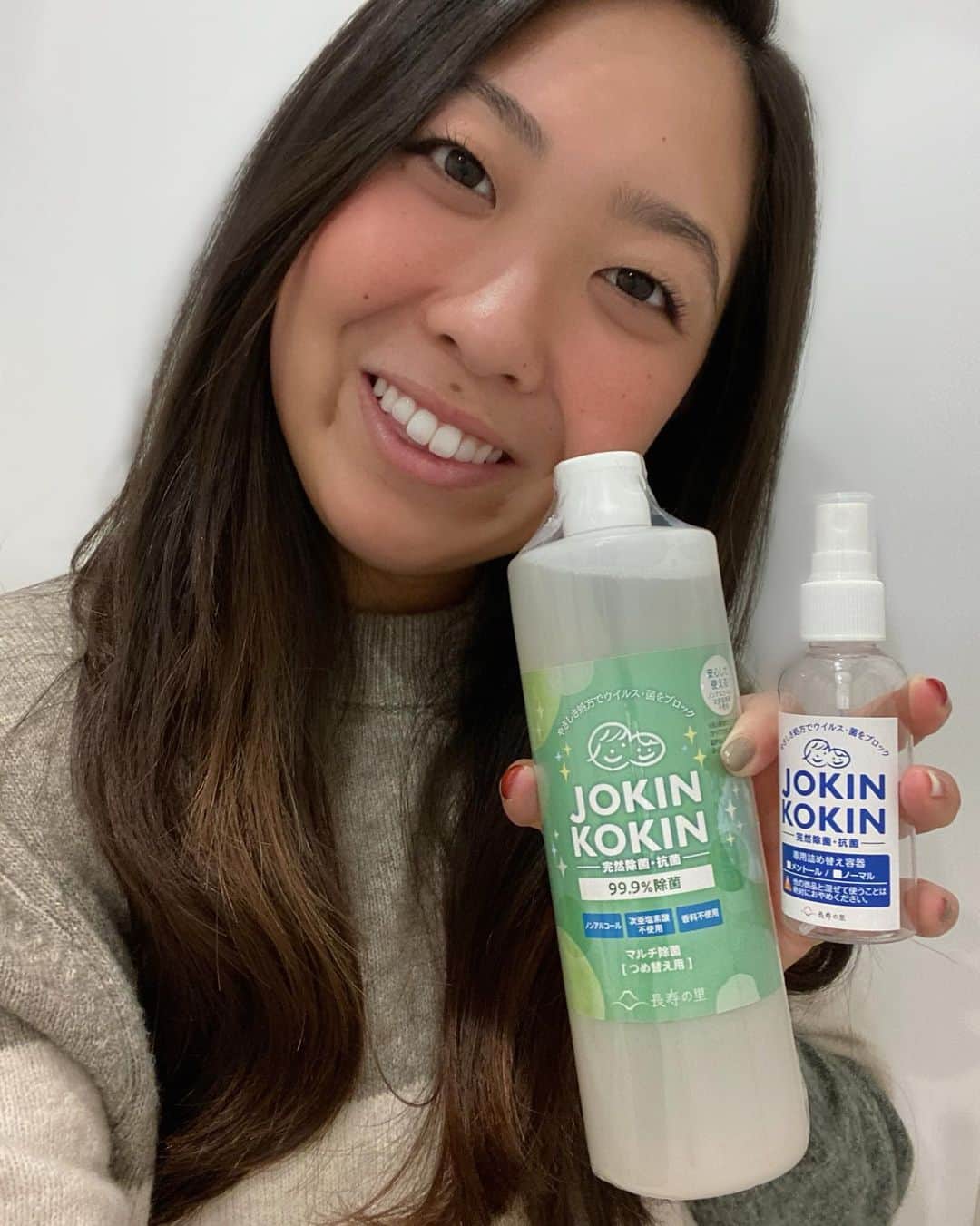 ケーシー・コモトのインスタグラム：「Tried out a couple new products from @chojyunosato_official ＆ @shikaricosme_official ! ✨  🧴Anti bacterial spray & 🍎 Limited edition apple cleanser  Love them both! The spray is effective, yet not too drying on your hands! And the cleanser has a refreshing apple smell! If you’re interested, please check them out! 💕  ~~~~~~~~~~~~~~~~~~~~~~~~~~~~~~~~~  おはようございます！  今日はいつもお世話になっている長寿の里さんの新しい商品を紹介したいと思います！✨  🧴除菌スプレー #jokinkokin  🍎 限定の #林檎よかせっけん   私も両方の商品を試させてもらい、とても良かったです！  除菌スプレーは手が乾燥する事もなく使いやすいです！クレンザーはフレッシュな香りお気に入りでした。  興味のある方は是非チェックしてみて下さい！💕 • • • #ゴルフ #女子プロゴルファー #長寿の里  #よかせっけん #りんご #除菌スプレー」