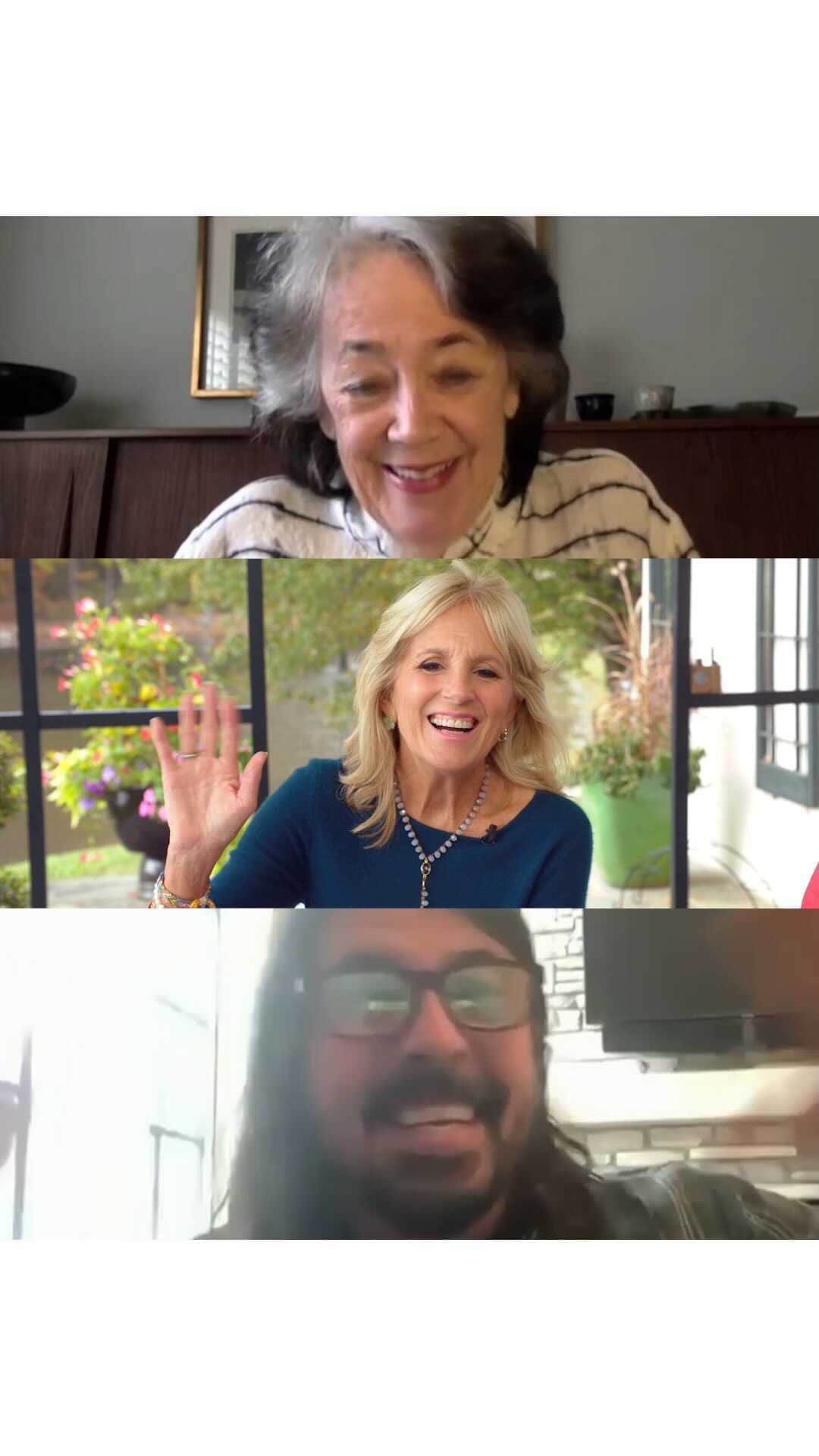 フー・ファイターズのインスタグラム：「Support your favorite educator.」