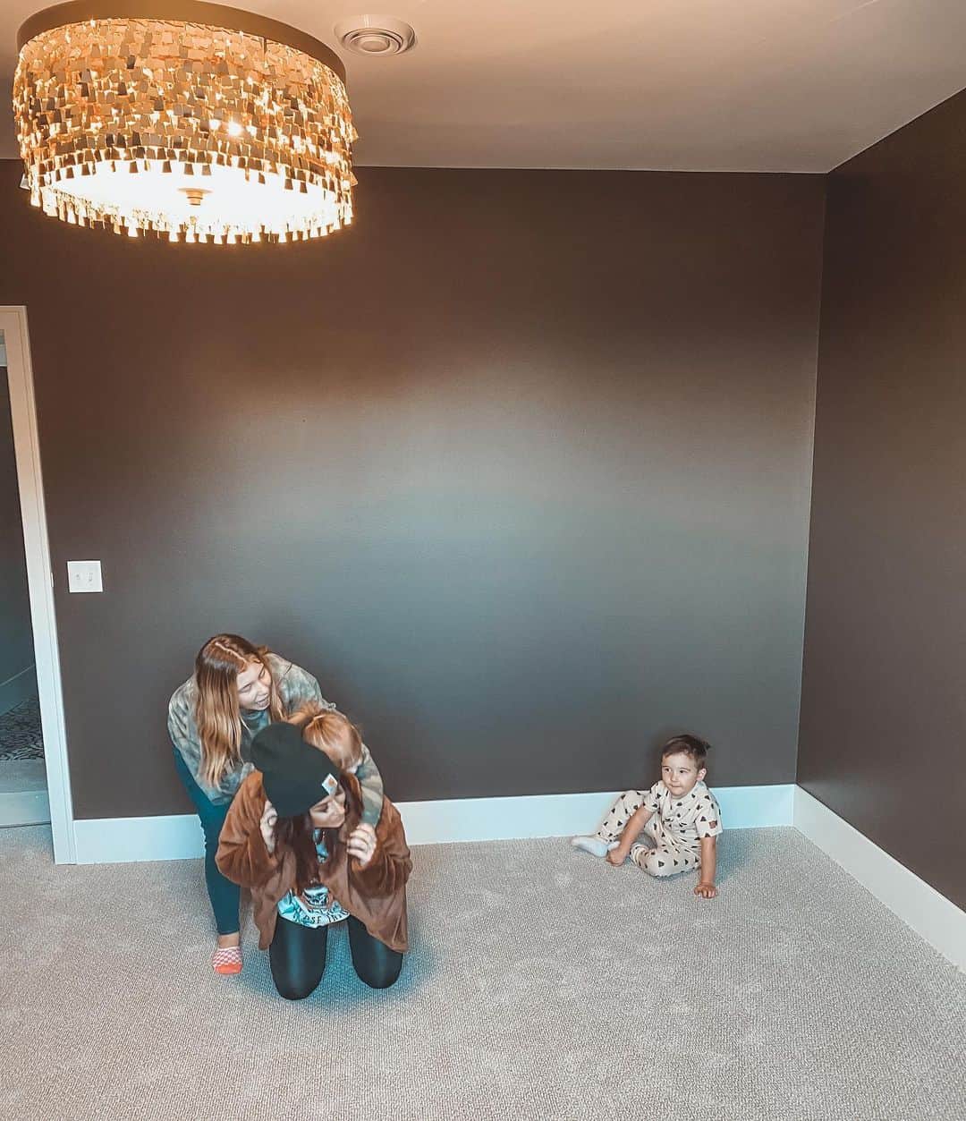 Chelsea Houskaさんのインスタグラム写真 - (Chelsea HouskaInstagram)「Can’t wait until this office is FINISHED and maybe I’ll be able to lock these crazy kiddos out and get some real work done for @aubree.says 😂🖤」10月30日 7時58分 - chelseahouska
