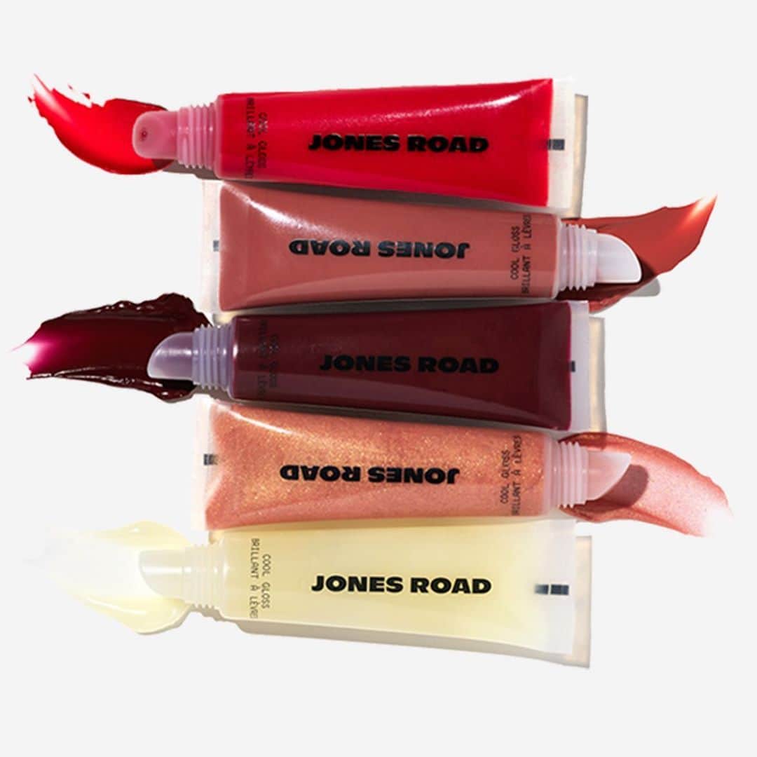 ボビー・ブラウンのインスタグラム：「This gloss feels so good. Smells amazing. Infused with peppermint. Really it’s not sticky or gooey at all. #hintsoftints @jonesroadbeauty. Available exclusively at jonesroadbeauty.com. Photo by @joninnewyork」