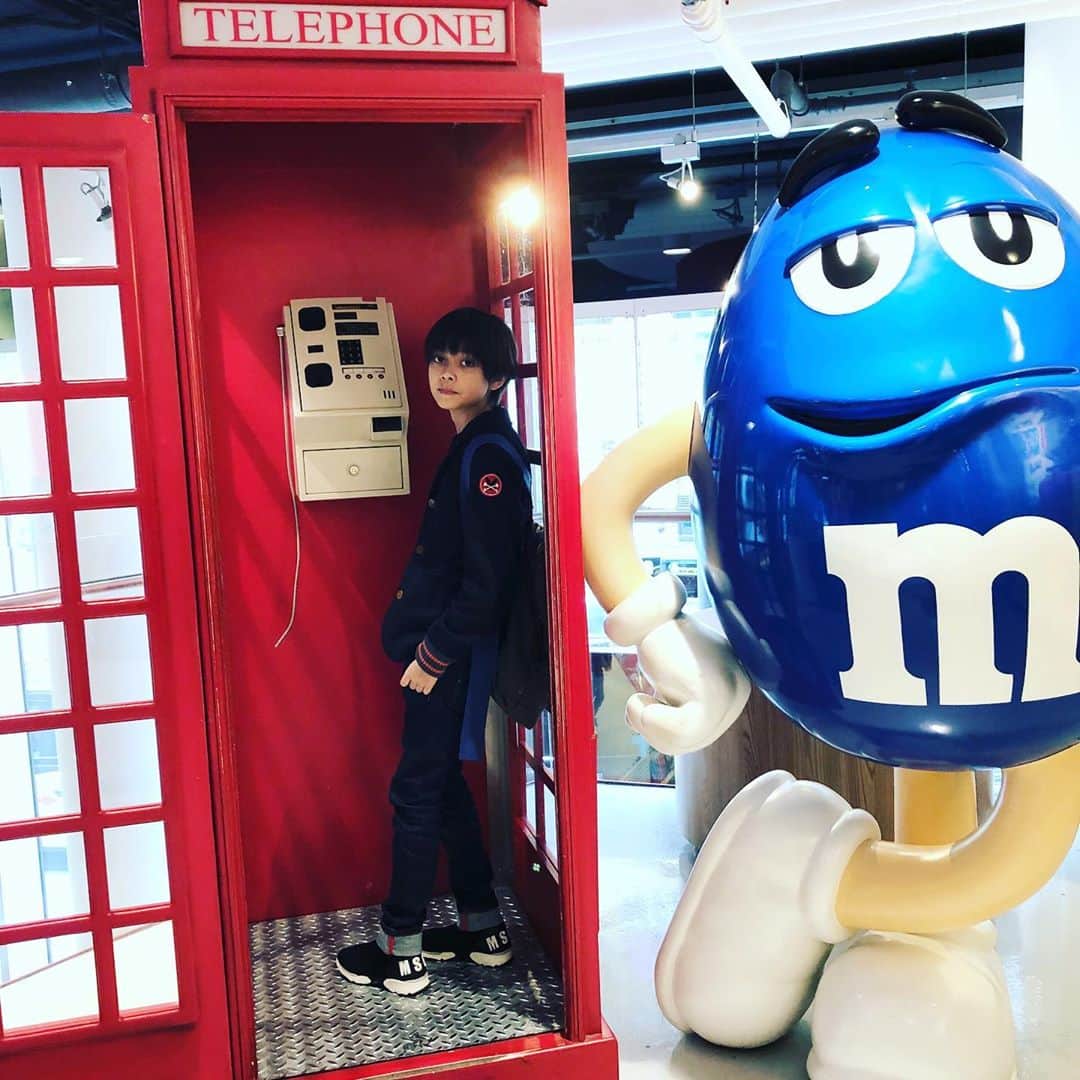 Hyuのインスタグラム：「M&M’s ショップの電話ボックス . . . . #ロンドン　#ロンドン観光　#電話ボックス  #チョコレート専門店  #イギリス生活  #日英ハーフ　#ハーフ男子　#ハーフキッズモデル　#レプロ　#Hyu」