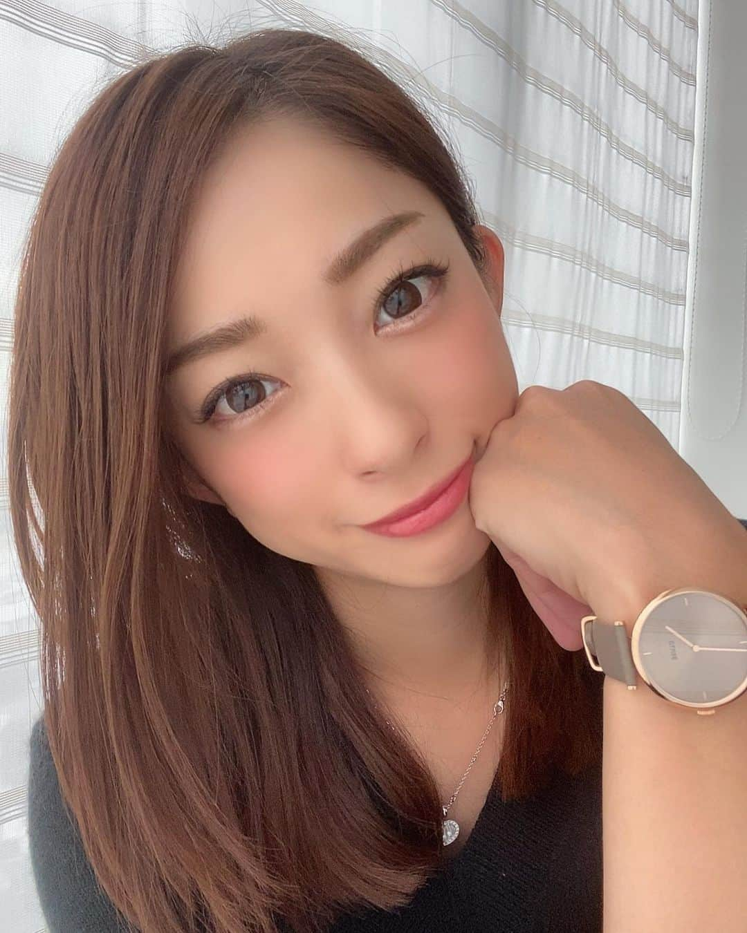 RIKAのインスタグラム：「. 大人っぽさを引き立たせてくれるような腕時計⌚️💕 @cluse.jp  . ソフトグレーのベルト✖️ゴールドがツボです☺️✨ カジュアルでもフォーマルでも合う時計なので最近はこの子ばかり付けてます💖 . プレゼントにも効果的🎁‼️ . 今ならクーポンでお得に買えちゃいます❣️ 詳しくはストーリーにアップします😊✨ . . . #時計#腕時計#オシャレ#可愛い#大人ぽい#シンプル#腕時計マニア#クルース」