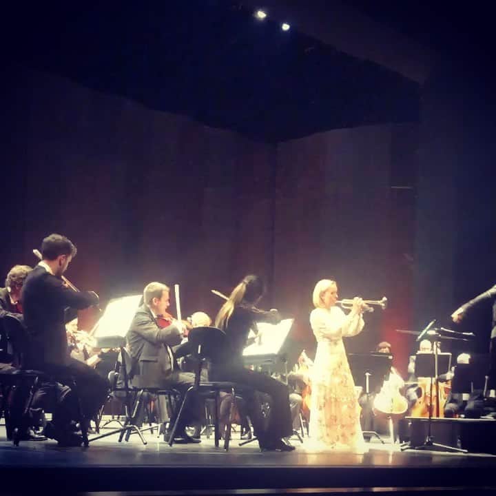 ティーネ・ティング・ヘルセットのインスタグラム：「Last week I performed the Hummel concerto with the brilliant orchestra of the Norwegian Opera 🤩 My mum captured 26 sec of the 3rd movement 😍 @operaen_ #mumsthebest #norwegianoperaorchestra @emileliasson.conductor」