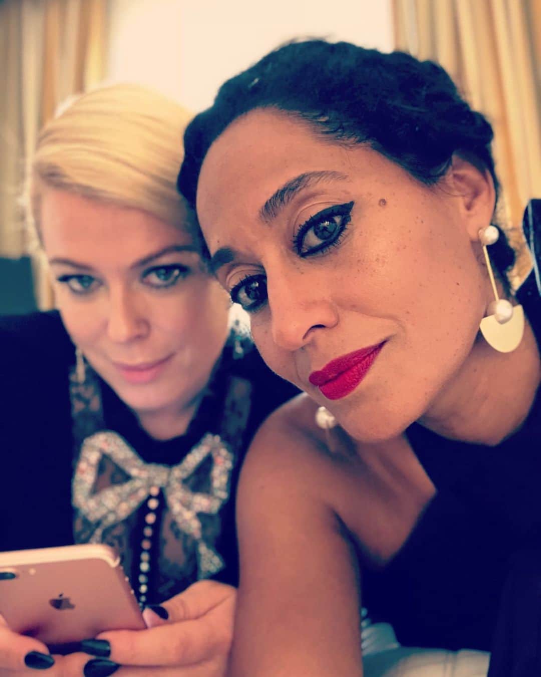 アマンダ・デ・カディネットのインスタグラム：「Another year of knowing this incredible being. Happiest of Birth Days to you beloved @traceeellisross .Celebrating you everyday, but especially today . Happy Birthday Friend 😘💗🎂💕」
