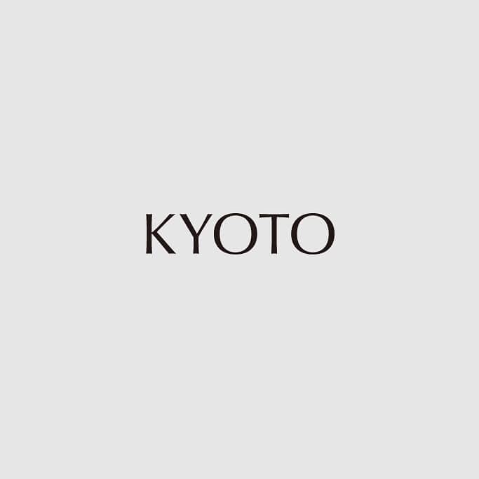 のインスタグラム：「、 、 🌸京から、肌咲く。🌸 、 FUMIKA30秒スキンケアセミナー 、 #fumika_kyoto26 次は、赤ニキビと黄ニキビ 赤ニキビは、白ニキビや黒ニキビが悪化してできるニキビです。 アクネ菌は皮脂が大好物なので、毛穴にたまった余分な皮脂を栄養にして、どんどん増えていきます😱。 そして、炎症を起こしてしまい、赤く膨れ上がってしまいます。 、 自分で勝手に判断せず、皮膚科🏥のお医者さん🥼でしっかり診断してもらいましょう❗️ 、 黃ニキビは、赤ニキビがさらに悪化し、炎症😖が激しくなった状態です。 膨らみのてっぺんに黄色い膿（うみ）が見えます。 ここまで来るとかなり重症化しているので、必ず皮膚科🏥のお医者さん🥼に診てもらいましょう。 、 自分でむやみに潰してしまうとニキビ痕が残ってしまうので気をつけて❗️ 自分に優しく😊❣️ 、 #fumika_kyoto #スキンケア #美肌ケア #肌ケア #肌荒れ #ナチュラルコスメ #オーガニックコスメ #クレンジング #洗顔 #化粧水 #乳液 #美容液 #敏感肌 #乾燥肌 #美容 #美意識 #化粧 #ビューティー #基礎化粧品 #京野菜 #エステ #京都 #伏見 #日本酒 #kyoto #japanesecosmetics #skincareproduct」
