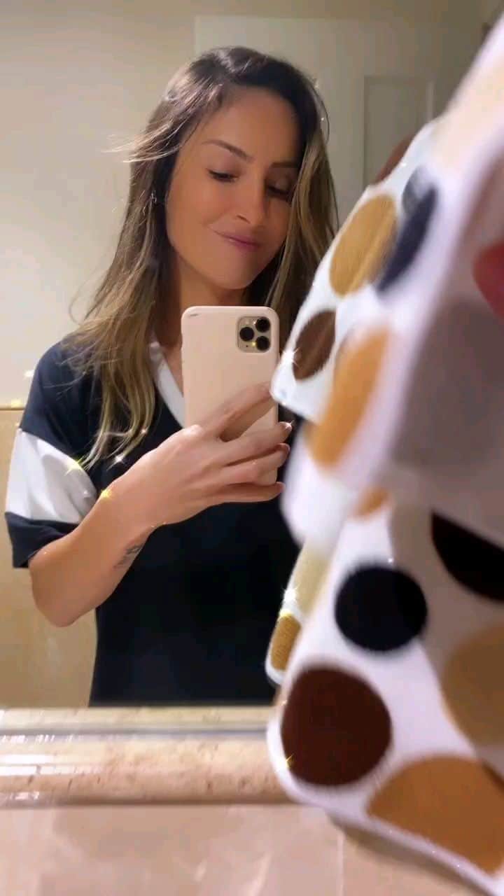 Claudia Leitteのインスタグラム：「O espelho de vocês também toca música quando você passa um pano? 😅 Esse aqui não se decide se tá na vibe de Desembaça ou de Rodou.   Dia 6/11, "Rodou", com @wesleysafadao, em todas as plataformas digitais!」