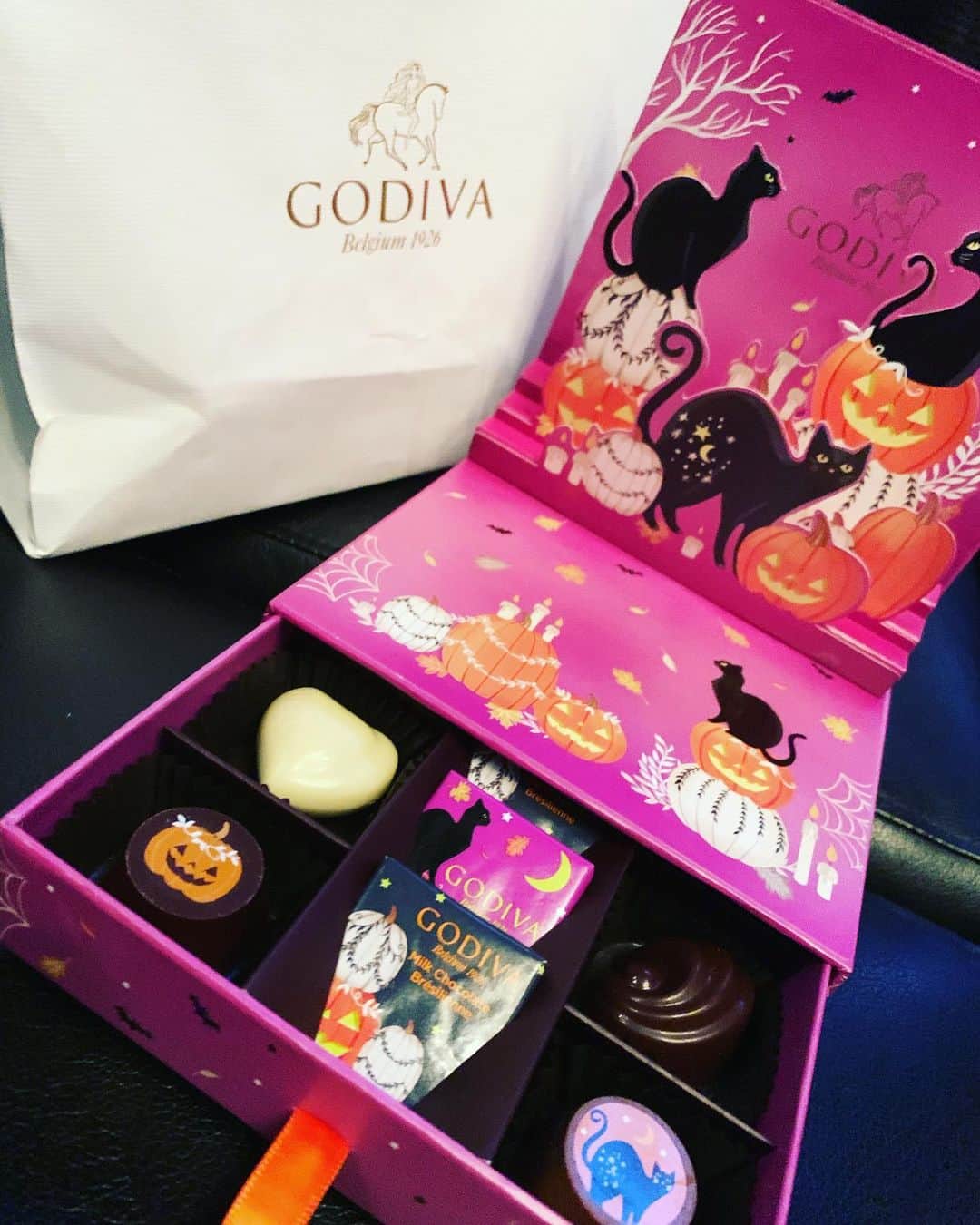 のインスタグラム：「.. . もらったよー💓 むっちゃかわいい💓 #GODIVA . 大阪府大阪市中央区東心斎橋2-3-17 パピヨンビルB1F . Club IRIS 愛咲 えれな  . #愛咲えれな #きゃばきゃば #美女と野獣　#キャバ嬢 #iris #キャバクラ #クラブ #ミナミ #北新地 #宗右衛門町 #ポケパラ #指名 #えれな #シャネル #バースデーイベント #シャンパン #アルマンド #踊れるキャバ嬢 #踊れるキャバ嬢といえばえれな #イリス #ホステス #いいね返し #キャバ #ソウメイジャパン #ベルロゼ　#クラブイリス #黒髪ロング #フォロー増やしたい」
