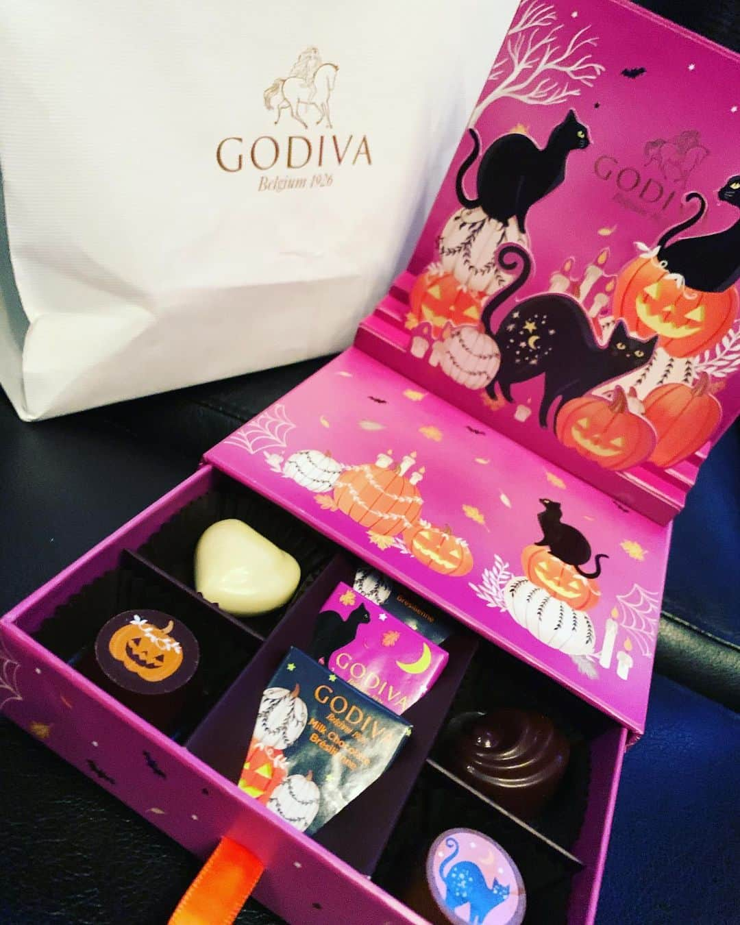 愛咲えれなさんのインスタグラム写真 - (愛咲えれなInstagram)「.. . もらったよー💓 むっちゃかわいい💓 #GODIVA . 大阪府大阪市中央区東心斎橋2-3-17 パピヨンビルB1F . Club IRIS 愛咲 えれな  . #愛咲えれな #きゃばきゃば #美女と野獣　#キャバ嬢 #iris #キャバクラ #クラブ #ミナミ #北新地 #宗右衛門町 #ポケパラ #指名 #えれな #シャネル #バースデーイベント #シャンパン #アルマンド #踊れるキャバ嬢 #踊れるキャバ嬢といえばえれな #イリス #ホステス #いいね返し #キャバ #ソウメイジャパン #ベルロゼ　#クラブイリス #黒髪ロング #フォロー増やしたい」10月30日 8時14分 - erechan.2