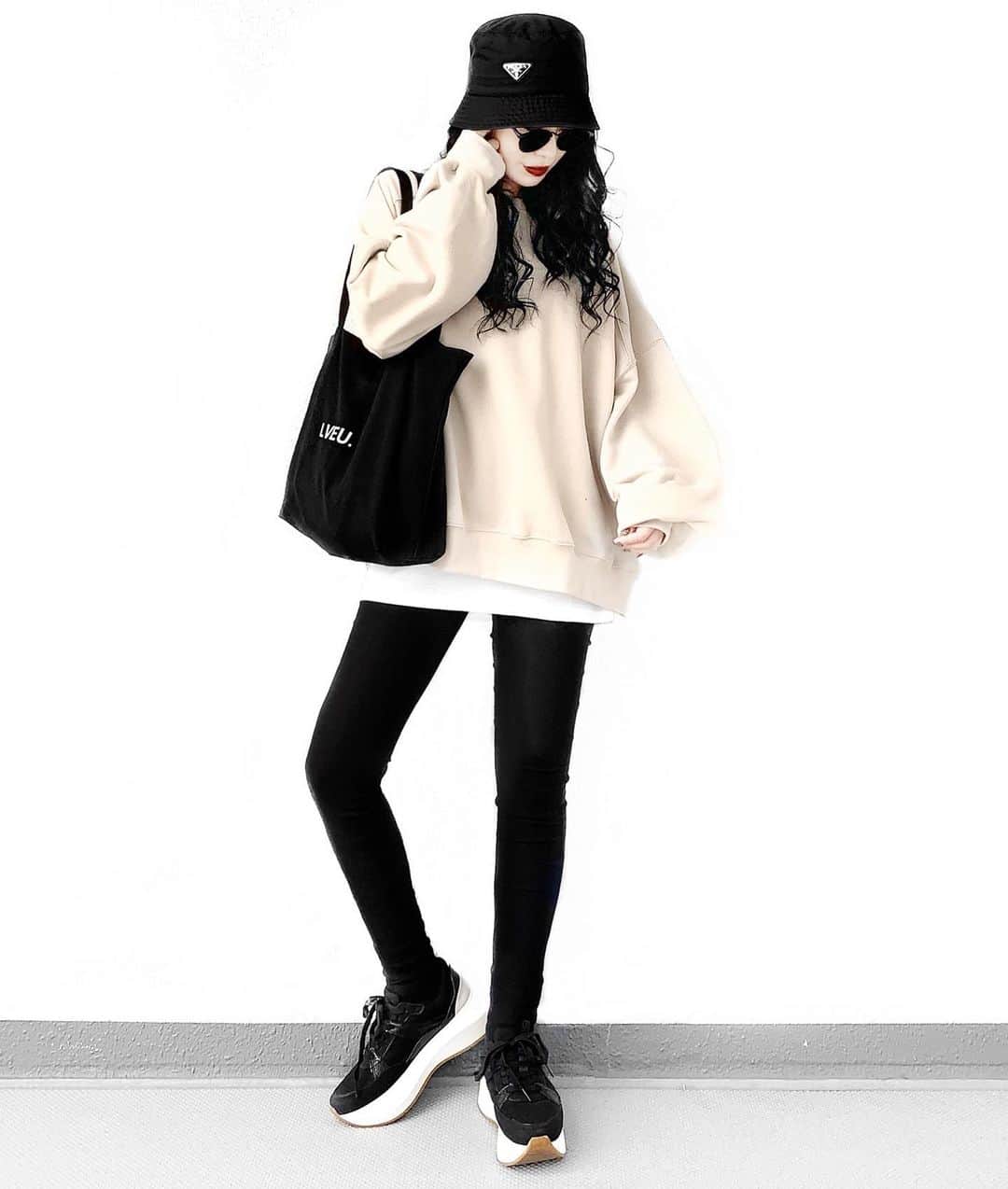 lve_xxxxのインスタグラム：「.﻿ .﻿ @lveu.official の﻿ このｽｳｪｯﾄがお気に入り過ぎる件﻿ ﻿ 色違いで買ったけど﻿ ﾍﾞｰｼﾞｭばっかり着ちゃう🧸﻿ ﻿ 個人的にはまだｽｳｪｯﾄでも暑いけど﻿ はよ、ﾆｯﾄも着たいと思う10月の終わり。﻿ ﻿ 羽織りもはよ着たいなー﻿ 11月入ったら着れるかな？﻿ ﻿ 10月も有難う御座いました🙇‍♀️﻿ 来月も宜しくお願い申し上げます🙏﻿ ﻿ ﻿ ｺｰﾃﾞｱｲﾃﾑ詳細は﻿ WEARをご覧くださいませ。﻿ ﻿ WEAR ： lvexxxx ﻿ 💻 https://wear.jp/sp/lvexxxx/﻿ ﻿ －－－－－－－－－－－－－－－－－－﻿ ﻿ 📢ｺﾒﾝﾄ頂ける際は、﻿ 最新投稿にお願い致します。﻿ ﻿ 過去投稿に頂いた際、気がつかない事もあり﻿ お返事致しかねる場合が御座います🙇‍♀ ️﻿ ﻿  ﻿ ﻿」
