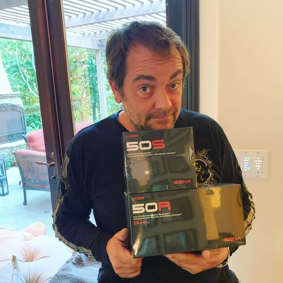 マーク・シェパードのインスタグラム：「Thank you to @alyssab123 and the amazing folks @senabluetooth for the new 50R’s and the new 50s!!!!! The mesh intercom is incredible and has worked on trips through the US and Australia. Incredible range and great battery life in the worst of riding conditions. The new HD speakers are immense and the dedicated app effortlessly lets you customize every parameter. If you ride, check them out.」