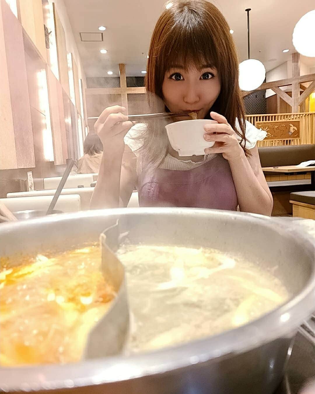 のインスタグラム：「いつ撮ったのか分からないシリーズ💡💡﻿ ﻿ ﻿ 今日も笑顔で過ごせますように﻿ ❤️❤️﻿ ﻿ ﻿ ﻿﻿ ﻿﻿#火鍋#辛い#しゃぶしゃぶ#鍋#冬 ﻿﻿﻿ ﻿﻿﻿﻿﻿﻿﻿﻿﻿﻿﻿﻿﻿﻿﻿﻿﻿﻿ 17ライブというライブ配信アプリをしています❤️﻿﻿﻿﻿﻿﻿﻿﻿﻿﻿﻿﻿﻿﻿﻿﻿﻿﻿ アプリをダウンロードしていただいて﻿﻿﻿﻿﻿﻿﻿﻿﻿﻿﻿﻿﻿﻿﻿﻿﻿﻿ ようこ❤️🌸❤️🌸﻿﻿﻿﻿﻿﻿﻿﻿﻿﻿﻿﻿﻿﻿﻿﻿﻿﻿ と検索していただくと見れます✨﻿﻿﻿﻿﻿﻿﻿﻿﻿﻿﻿﻿﻿﻿﻿﻿﻿﻿ 19時頃から配信してます。﻿﻿﻿﻿﻿﻿﻿﻿﻿﻿﻿﻿﻿﻿﻿﻿﻿﻿ おうち時間にぜひ🤭﻿﻿﻿﻿﻿﻿﻿﻿﻿﻿﻿﻿﻿﻿﻿﻿﻿﻿ #ライブ配信#配信﻿﻿﻿﻿﻿﻿﻿﻿﻿﻿﻿﻿﻿﻿﻿﻿﻿﻿ #アプリ#17ライブ﻿﻿﻿﻿﻿﻿﻿﻿﻿﻿ ﻿﻿﻿﻿﻿﻿﻿﻿﻿﻿ #グラビア#インスタグラビア﻿﻿﻿﻿﻿﻿﻿﻿#綺麗になりたい﻿﻿﻿﻿﻿﻿﻿ #セクシー#sexy#笑顔#ダイエット﻿﻿﻿﻿﻿﻿﻿﻿﻿﻿﻿﻿﻿﻿﻿﻿﻿﻿ #diet#美容#美容好きな人と繋がりたい﻿﻿﻿﻿﻿﻿﻿﻿﻿﻿﻿﻿﻿﻿﻿ #お尻#尻#hip#インフルエンサー」