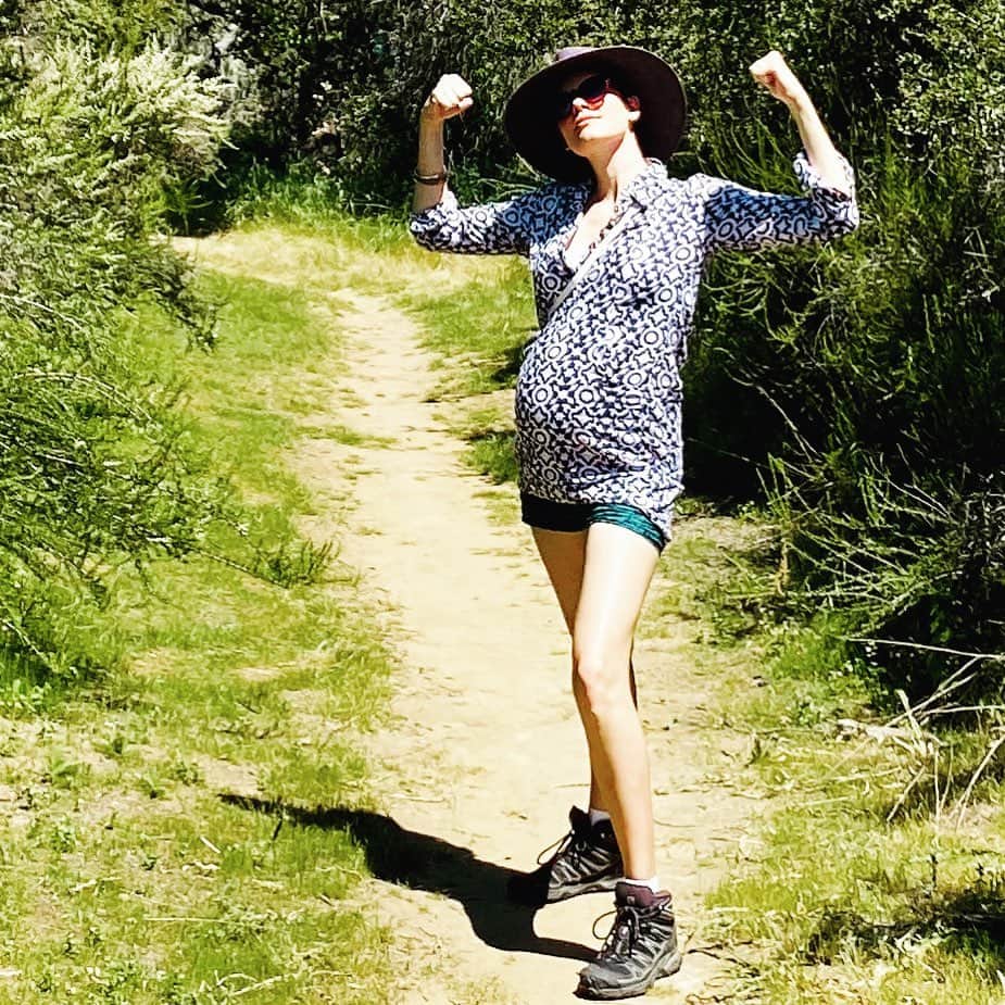 マギー・グレイスのインスタグラム：「#TBT a throwback to carrying 👶🏻 through quarantine! (I felt SO grateful to live in a place with HIKES). #hikingfortwo #prenatal #thirdtrimester」