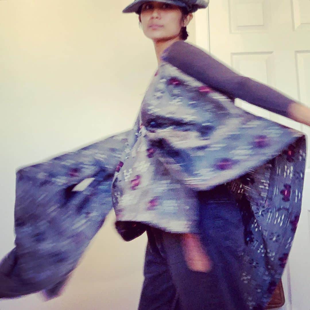 UNOさんのインスタグラム写真 - (UNOInstagram)「Kimono upcycle ②  むかしむかしの誰かさんの波縫いを解く作業は、申し訳なさと愛おしさがいったりきたり。  シックな柄だったので動きがあるものに変身させました🦖  肩紐はノエルちゃんのおさがりの麻紐。 何十年かぶりにミサンガを編みました🏫  zipperも大好きなガラクタ屋さん @scrapportland でget☺︎  るんるんるんるん  #unonofuku」10月30日 8時42分 - unoboooo