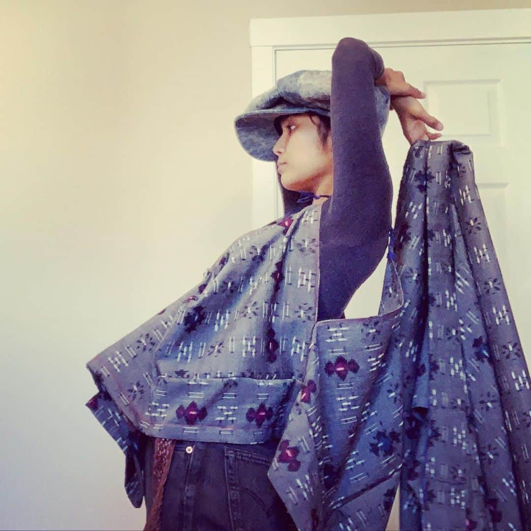 UNOさんのインスタグラム写真 - (UNOInstagram)「Kimono upcycle ②  むかしむかしの誰かさんの波縫いを解く作業は、申し訳なさと愛おしさがいったりきたり。  シックな柄だったので動きがあるものに変身させました🦖  肩紐はノエルちゃんのおさがりの麻紐。 何十年かぶりにミサンガを編みました🏫  zipperも大好きなガラクタ屋さん @scrapportland でget☺︎  るんるんるんるん  #unonofuku」10月30日 8時42分 - unoboooo