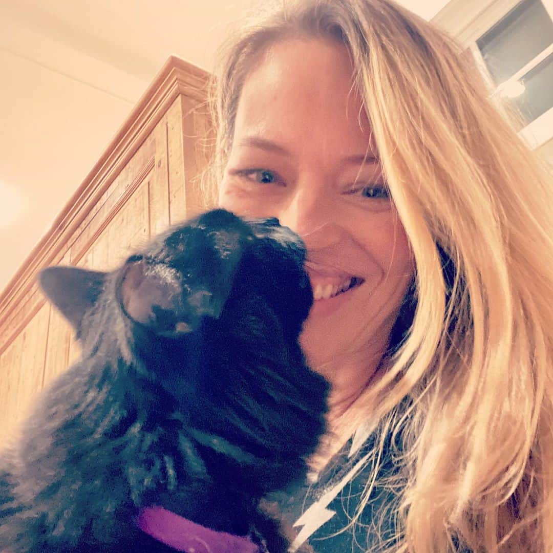 ジェリー・ライアンのインスタグラム：「Happy #nationalcatday from my sweet boy, Oliver. But let’s be honest... it’s ALWAYS National Cat Day around here! 🖤🐾 #adoptdontshop」
