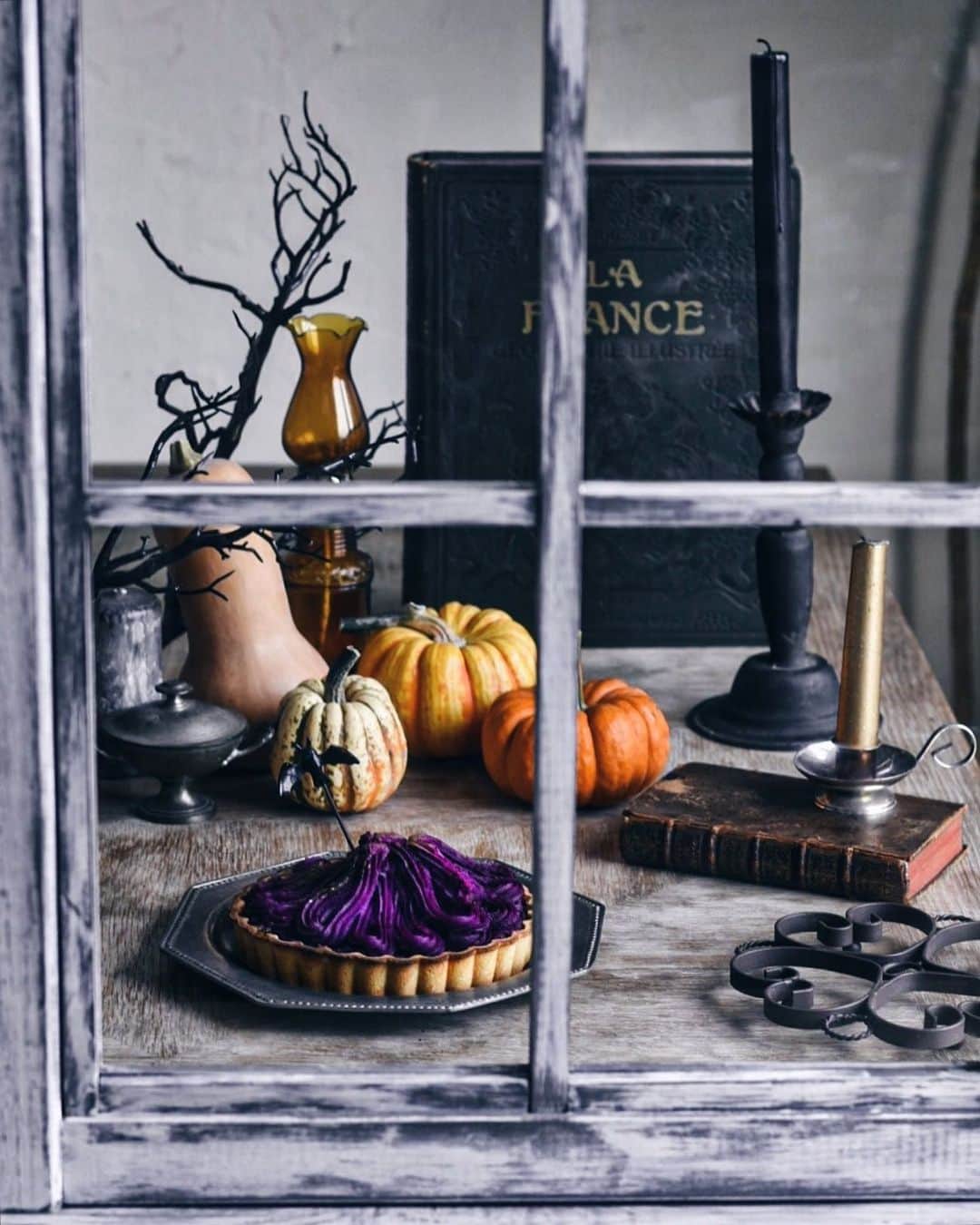 ハニャコさんのインスタグラム写真 - (ハニャコInstagram)「𓍣 金曜日ですねー 週末はハロウィンおうちPartyの方も多いのかな？  私はスルーかもとか言いつつ結局 Halloween🎃pic三連チャン。  最終章は  ともちゃん @fate_to  が作ってくれた窓枠から Halloweenテーブルを覗いて。  #窓枠覗き隊  昨日載せた 紫芋🍠タルトの別バージョンです。  ちゃんと自立できるように作ってくれているので 普段はキッチンに立てていますよ𓂃𖠿 𖤣𖤥  ともちゃん素敵な窓枠ありがとう♡♡♡  次はまた違った感じで撮影してみよ♪  𓇬  昨日は塾の面談でした。 ドキドキしながら行ったけど とりあえずこのまま頑張っていけばなんとかなりそうで少しほっ｡ 日曜日も朝から塾のテスト、 休み明けすぐ学校もテストなので 楽しい週末とはいかなさそうですが  美味しいもの作って食べて過ごしたいと思います𓂃」10月30日 8時38分 - hanyacoro