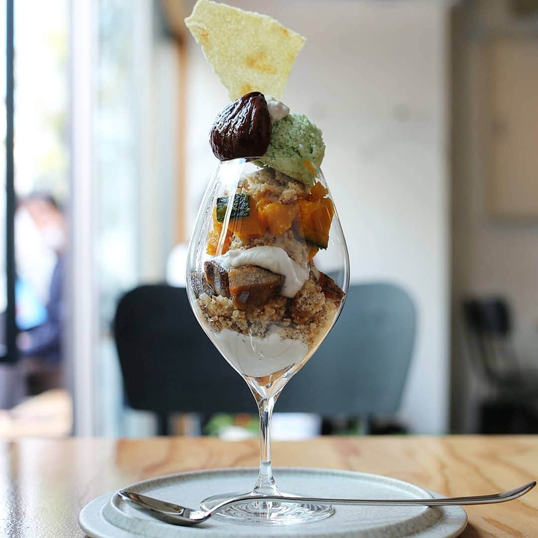 のインスタグラム：「おはようございます☀  西荻窪にて。 コーヒーと自然派ワインが頂けるお店へ行ってきました。  コーヒーかワインかと聞かれたら私は当然ワインですよ🍷コーヒーも好きですが、自然派ワインがあるならね👍私的カフェ部の掟よ♥  ワインは白・オレンジ・ロゼ・赤からグラスで。飲み比べも出来るようです。今回は白。芳醇な味わい。  ワインのお供はパフェ。栗に緑はなんとセロリのソルベ！あとはクランブルにカボチャに柿と秋がぎゅっと詰まっています🌰🎃ワインと合う！  17時からのおつまみのメニューもすごく気になる…ワインと一緒に楽しみたいなぁ。 #カフェ #カフェ巡り #カフェ部 #ワイン #コーヒー #パフェ #西荻窪 #中央線が好きだ #自然派ワイン #foodstagram #foodpic #foodphotography #parfait #wine #cafe #igersjp #tokyocameraclub #dessert #delicious #winelover」