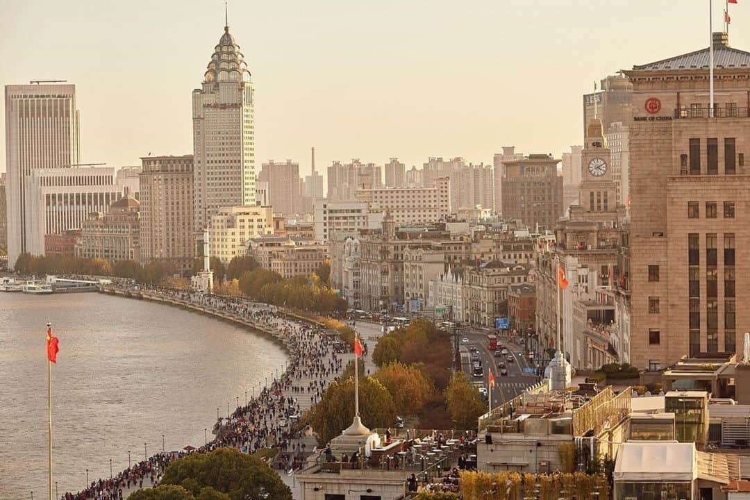 The Peninsula Hotelsさんのインスタグラム写真 - (The Peninsula HotelsInstagram)「The view from @thepeninsulashanghai’s roof is the perfect vantage point to plan a day of adventuring in the city. What’s your favourite place to visit in #Shanghai?⁣ ⁣ ⁣ ⁣ ⁣ #peninsulahotels #luxuryexperience #fivestarservice #shanghailife #shanghaicity #shanghaichina #shanghaitravel」10月30日 8時50分 - peninsulahotels