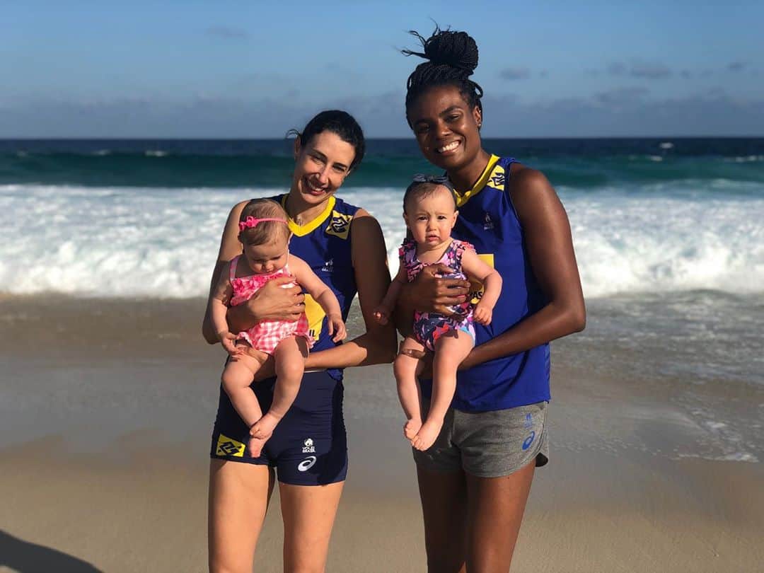 シェイラ・カストロのインスタグラム：「#tbt com a gravidinha do ano! Que felicidade estou de vc estar realizando esse sonho! Daqui a pouco estarão os três brincando juntos! Curte cada momento dessa gravidez, desse momento mágico! Te amo! @fabiclaudino #gravidinhadoano #mamae #babygram #ansiedadeamil」