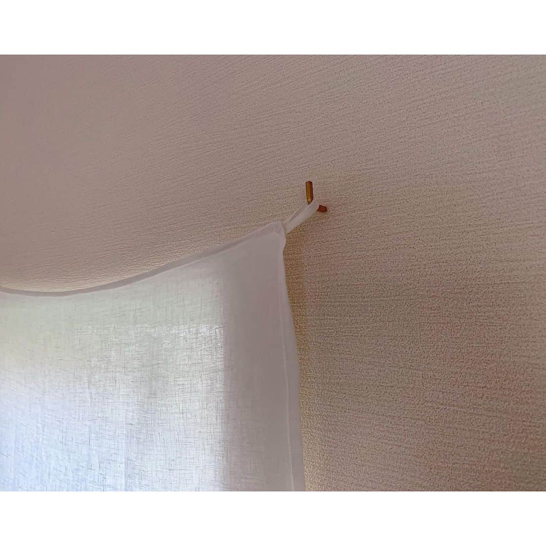 emiさんのインスタグラム写真 - (emiInstagram)「和室の小さな窓にリネンのカーテンを作りました( ’◡͐’) ・ ・ 取り付けはカーテンにループを作って真鍮のL型プッシュピンを使って引っ掛けるだけ。 プッシュピンなので壁に大きな穴を開けたりせず気軽に取り付けが出来ました( ’◡͐’) ・ ・ この場所はソファーの背面なので棚にお気に入りのヴァキンミーのハンドクリームを置いてソファーに座りながら塗り塗り〜。 乾燥が気になる季節になったので頻繁に塗らねば。。 ・ ・ ・ 真鍮のプッシュピンやヴァキンミーのハンドクリームは @hinatalife  で取り扱ってます☺︎ ・ ・ hinatalife では 『Thankyou for 400,000 Followers!!キャンペーン』開催中  全品20％ポイント還元！！ 【～11/3(火) 23:59】  また以下クーポンコードで5000円以上お買い上げで10%off 上記キャンペーンと併用可 クーポンコード：【emiyuto10】 有効期限：2020年11/1(日)～2021年1/31(日) 23：59まで ・ ・ ・ #リネンカーテン#真鍮プッシュピン#ヴァキンミー#暮らし」10月30日 8時46分 - emiyuto