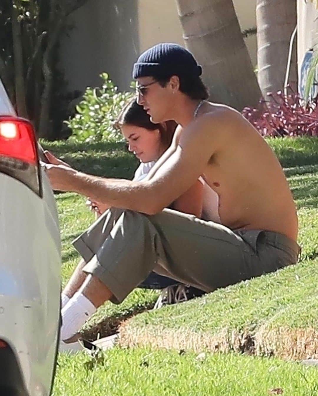 Just Jaredさんのインスタグラム写真 - (Just JaredInstagram)「Jacob Elordi was seen going shirtless while hanging out outside with girlfriend Kaia Gerber on Thursday in Hollywood. #JacobElordi #KaiaGerber Photos: Backgrid」10月30日 8時47分 - justjared