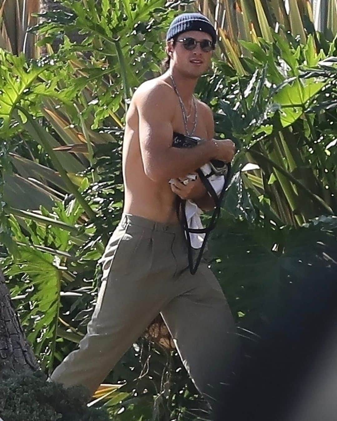 Just Jaredさんのインスタグラム写真 - (Just JaredInstagram)「Jacob Elordi was seen going shirtless while hanging out outside with girlfriend Kaia Gerber on Thursday in Hollywood. #JacobElordi #KaiaGerber Photos: Backgrid」10月30日 8時47分 - justjared