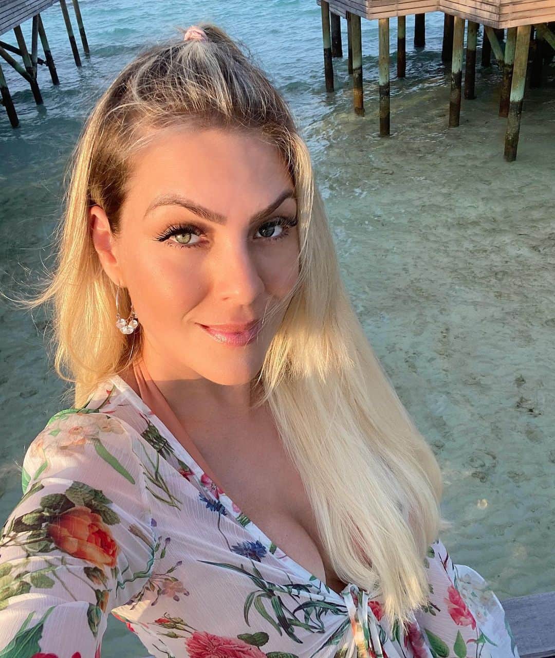 レナータ・ファンのインスタグラム：「#tbt mar que acalma e embala a alma 🦋 #maldives #maldivesislands @atilaabreu51」