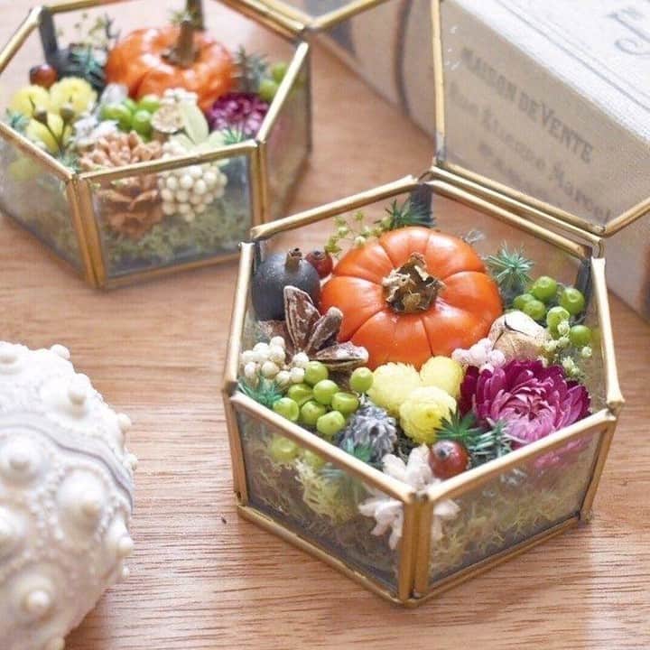 東京堂アーティフィシャルフラワーMAGIQのインスタグラム：「・ 🌟MAGIQ キャンペーン🌟 【Happy Halloween 🎃 キャンペーン】 ・ 💫💫💫💫💫💫💫💫💫💫💫💫💫💫💫💫 ・ 👑【入賞】発表❗️ 👑 ✳️💫 Congratulations 🏆💫✳️ 🎊 おめでとうございます！ 🎉🎊 ・ Photo by @olet_ihana 👏👏👏 ・ 💫💫💫💫💫💫💫💫💫💫💫💫💫💫💫💫 ・ キャンペーンへの投稿ありがとうございます🙇 ・ 素敵な写真を共有させて頂きます♪ ・ これからも @magiq.jp をよろしくお願いいたします。 ・ 🔸🔸🔸🔸🔸🔸🔸🔸🔸🔸🔸🔸🔸🔸🔸🔸 ・ 【Happy Halloween 🎃 キャンペーンへご参加の皆様】 キャンペーンへのご参加、誠にありがとうございました🙇‍♂️ ・ 今後もキャンペーンは続きますので、次回キャンペーンも ぜひご参加よろしくお願いします🙇‍♀️ ・ #MAGIQ #MAGIQのある暮らし #TOKYODO #東京堂 #アーティフィシャルフラワー #アーティフィシャル #アートフラワー #造花  #フェイクフラワー  #フェイクグリーン ＃花 #花のある暮らし #花のある生活 #花好きな人と繋がりたい #花を飾る #インテリア #インテリアフラワー  #フラワーデザイン #フラワーアレンジメント #フラワーアレンジ #アレンジメント #ハロウィンアレンジ #artificialflower #キャンペーン #flowerofinstagram #flowersoninstagram #花藝 #꽃스타그램 #조화 #ハロウィン #halloween」