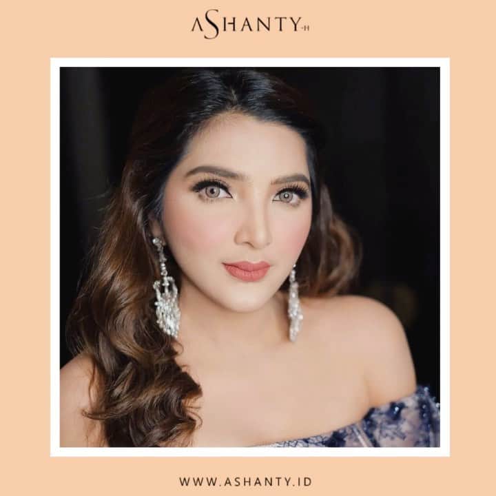 ASHANTY BEAUTY CREAM OFFICIALのインスタグラム：「Whitening Cream Series by @ashantyid Cocok sekali untuk kamu yang punya masalah wajah kering dan kusam!  Whitening Cream Series by @ashantyid mampu Melembutkan dan melembabkan kulit wajah, Menutrusi secara maksimal hinggal lapisan terdalam, Membuat kulit wajah lebih sehat dan berseri.  Nah special menyambut hari ulang Bunda, Ashanty Beauty Cream lagi ada promo menarik nih dapatkan :   Paket Special Birthday 1  • Ashanty Beauty Cream (Pilih salah satu series) • Skinua Pure O2 Mask  • Skinua Ultra W Modelling Mask Ice Cream GRATIS CAMELLIA VELVET TINT (Pilih salah satu shade) hanya Rp 900.000,-   Paket Special Birthday 2  • Ashanty Beauty Cream (Pilih salah satu series)  • Skinua Ultra W Modelling Mask Ice Cream GRATIS LIPMATTE ASHANTY (Pilih salah satu shade) hanya Rp 550.000,-  Paket Special Birthday 3  • Ashanty Beauty Cream (Pilih salah satu series) GRATIS LIPMATTE ASHANTY (Pilih salah satu shade) hanya Rp 450.000,-  Yuk pilih paket favoritemu, berikan perawatan dan nutrisi terbaik untuk kulit wajahmu. Pesan sekarang juga yaa sebelum kehabisaaan, stock promo sangat terbataaaassss !!!!!  _____________________________ Informasi dan pemesanan  Ashanty Beauty Cream Chat Via WA : WA: 081287388885 WA: 087778489900 WA: 085781140354 WA: 081293823950 ⚡️ Fast Respons Click Link On Bio Instagram @ashantyid ❣️ ______________________________ #ashantybeautycream #creamashanty #skincareashanty #skincare #skincareartis #skincarelokal #creamwajah #creamperawatanwajah #obatjerawat #jerawat #kosmetik #krimwajah #creamwajah #whiteningcream #ashantyid #ashanty」