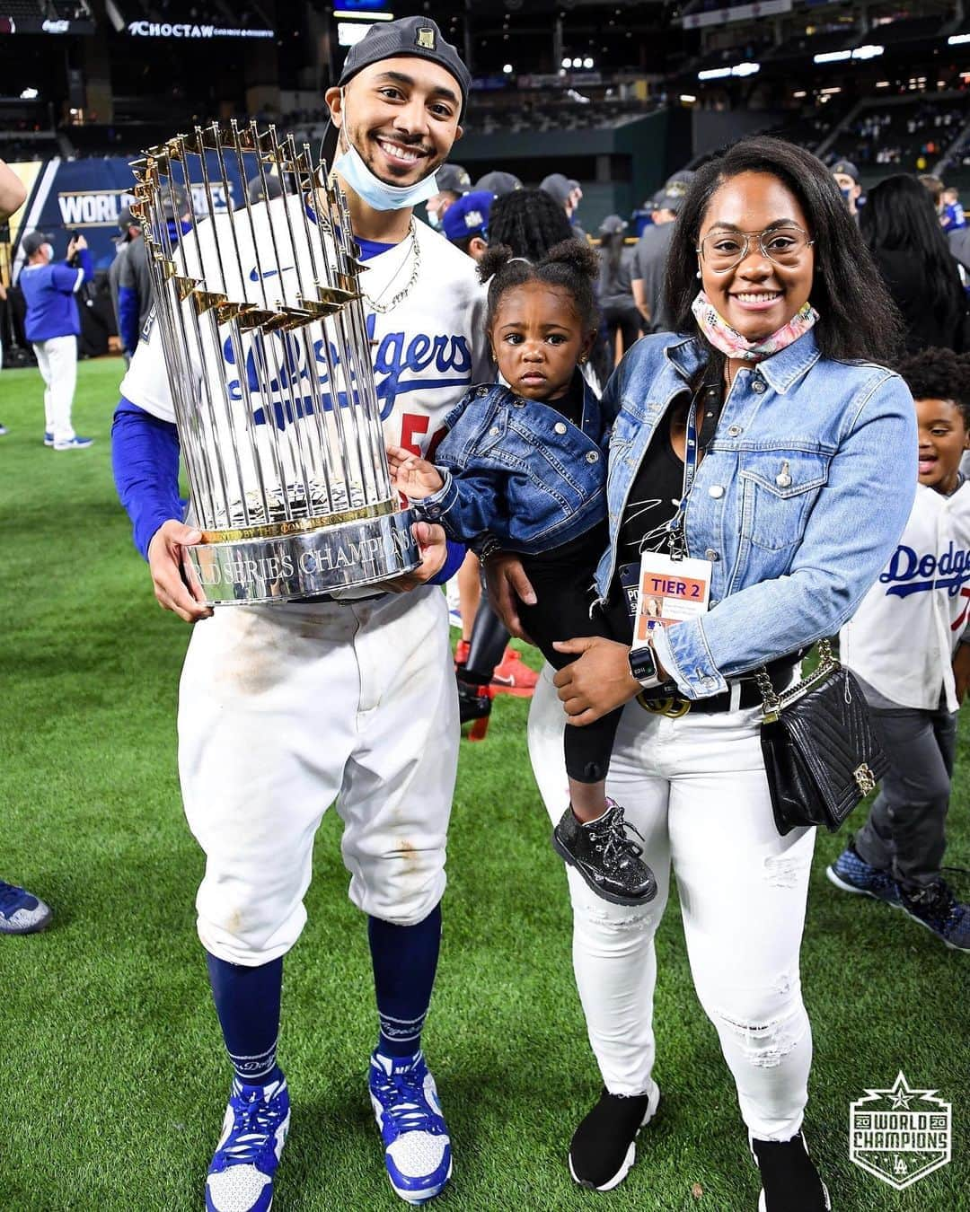 Los Angeles Dodgersさんのインスタグラム写真 - (Los Angeles DodgersInstagram)「Celebrating the title with your family.」10月30日 9時16分 - dodgers