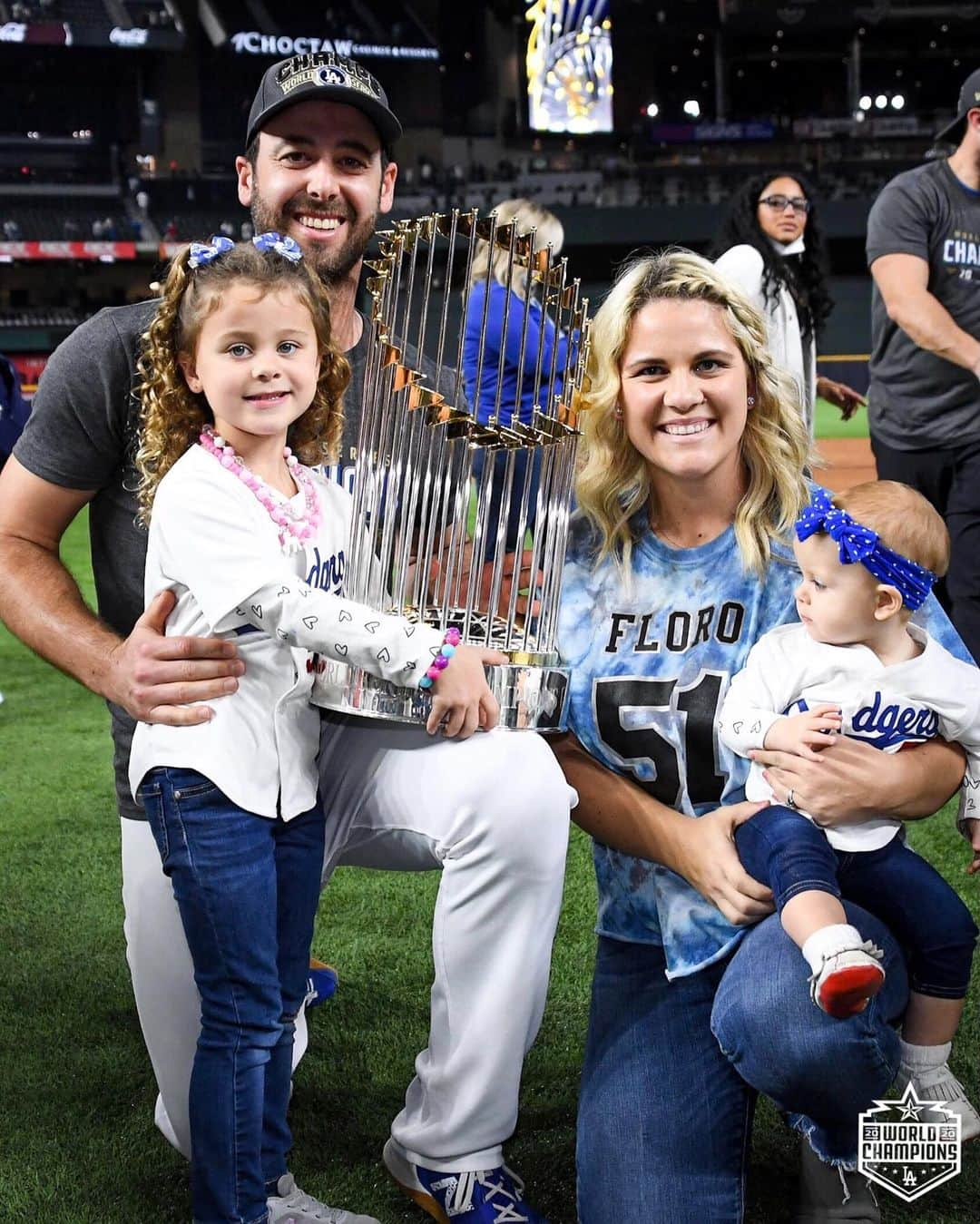 Los Angeles Dodgersさんのインスタグラム写真 - (Los Angeles DodgersInstagram)「Celebrating the title with your family.」10月30日 9時16分 - dodgers