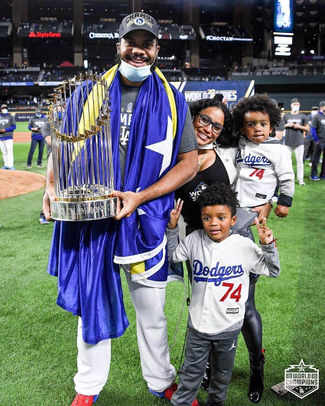 Los Angeles Dodgersさんのインスタグラム写真 - (Los Angeles DodgersInstagram)「Celebrating the title with your family.」10月30日 9時16分 - dodgers