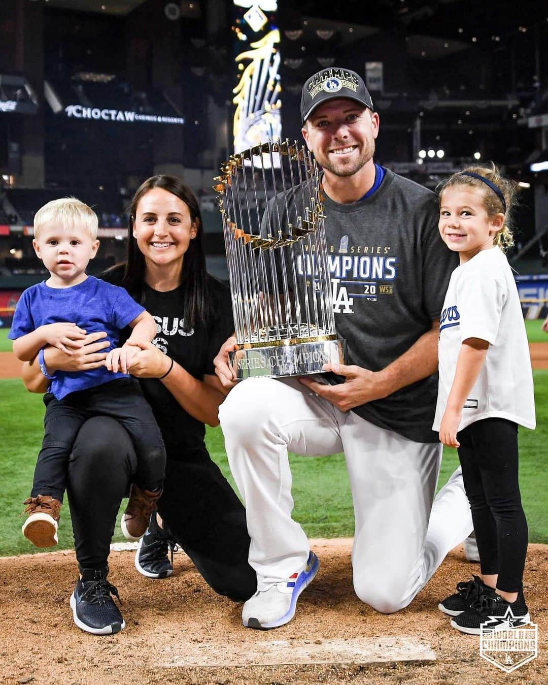 Los Angeles Dodgersさんのインスタグラム写真 - (Los Angeles DodgersInstagram)「Celebrating the title with your family.」10月30日 9時16分 - dodgers