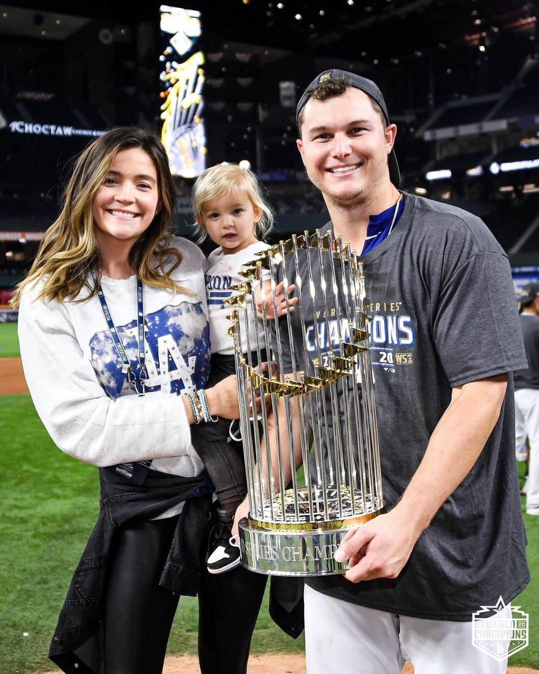 Los Angeles Dodgersさんのインスタグラム写真 - (Los Angeles DodgersInstagram)「Celebrating the title with your family.」10月30日 9時16分 - dodgers