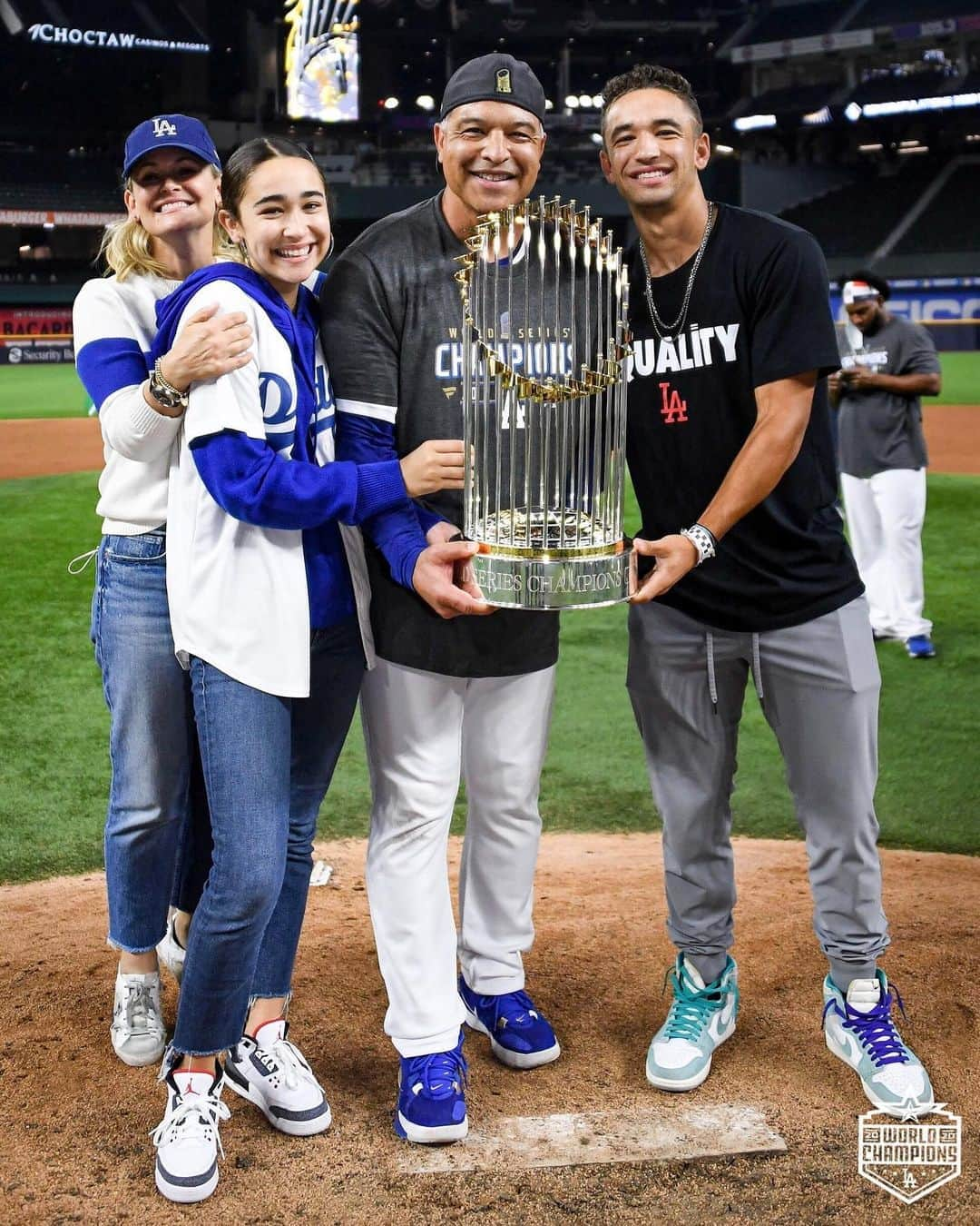 Los Angeles Dodgersさんのインスタグラム写真 - (Los Angeles DodgersInstagram)「Celebrating the title with your family.」10月30日 9時16分 - dodgers