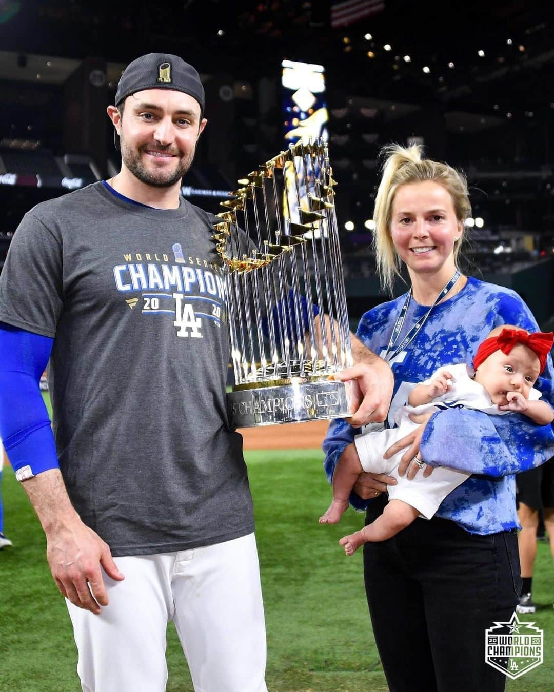 Los Angeles Dodgersさんのインスタグラム写真 - (Los Angeles DodgersInstagram)「Celebrating the title with your family.」10月30日 9時16分 - dodgers