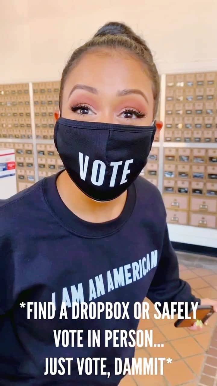 リザ・コッシーのインスタグラム：「How many IG captions have told you to vote today? GO.  ***Go vote safely in person OR find your ballot dropbox here: www.vote.org/dropbox-locator」
