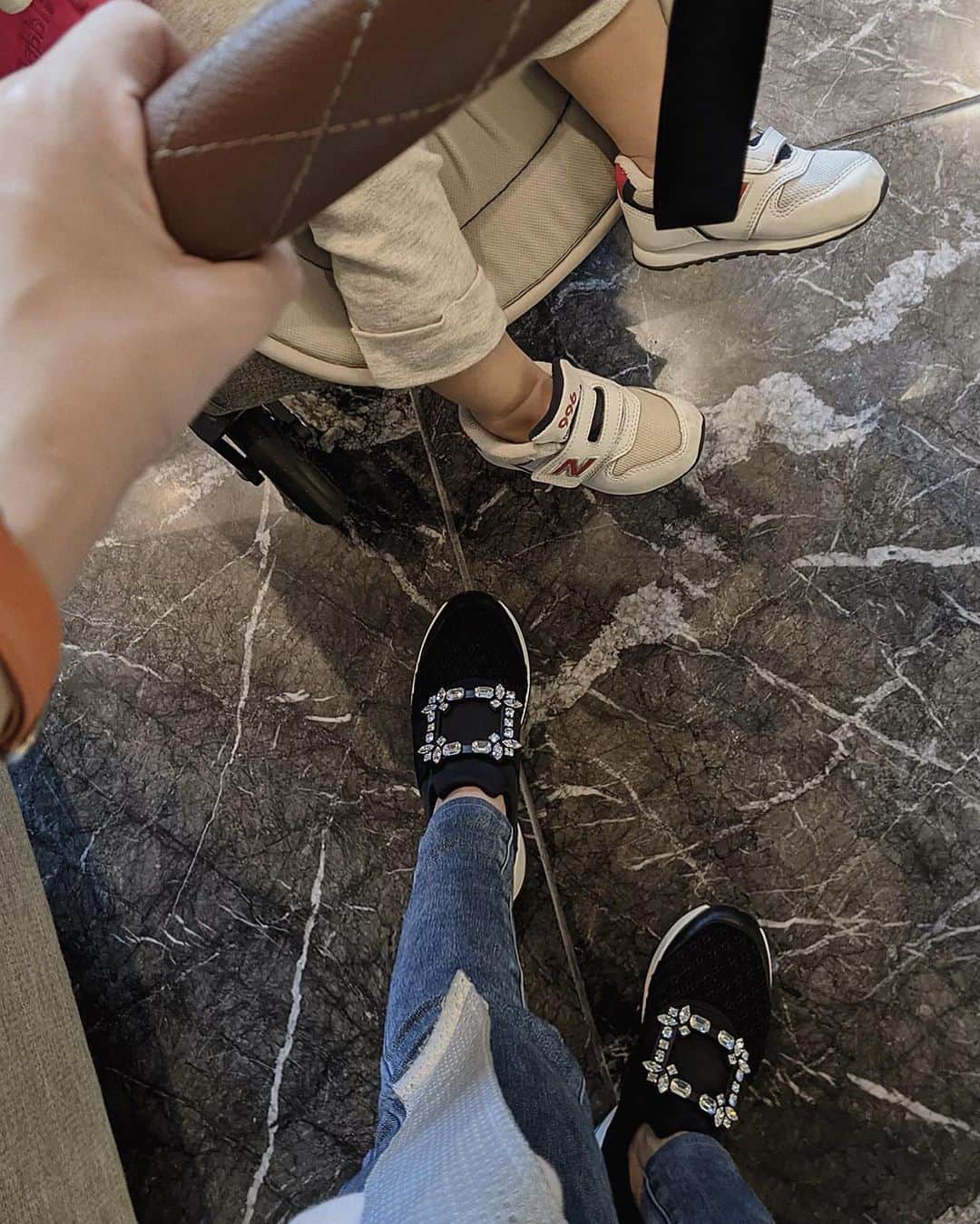 のインスタグラム：「. . size間違えてもこれだけ歩きやすいんだからピッタリだったら尚良かったんだろうな🥺 もう一足欲しい🥾❤️ 最近また欲しいものが沢山あって我慢するのが辛い😂 . 長女が乗っているけど次女仕様になっているから対面ベビーカー👶🏼💦 ベビーカーもこっちを使うと対面になってて長女が使うとき変だし、もう一つを使うと半年からだから次女は使えないし、今めちゃくちゃ不便なのだ😥 . #rogervivier #スニーカー #姉妹ママ #ママコーデ」
