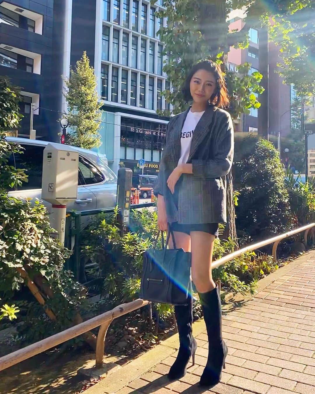 のインスタグラム：「.  昨日のcode❤︎ . 前髪をポンパドールにしてみました🎀 . 今日から急に冷え込むみたいなので 皆さん寒さに負けず頑張りましょう😣🍃 . #れいぽち  忘れずにお願いします💘 . . . #恵比寿 #恵比寿グルメ #代官山 #中目黒 #代官山カフェ #中目黒カフェ #サラダ #サラダボウル #salad #saladbowl #ダイエット #ランチ #サラダランチ #女子会 #greenbrothers #code #オフショット #ロングブーツ #ジャケット #美脚 #celine」