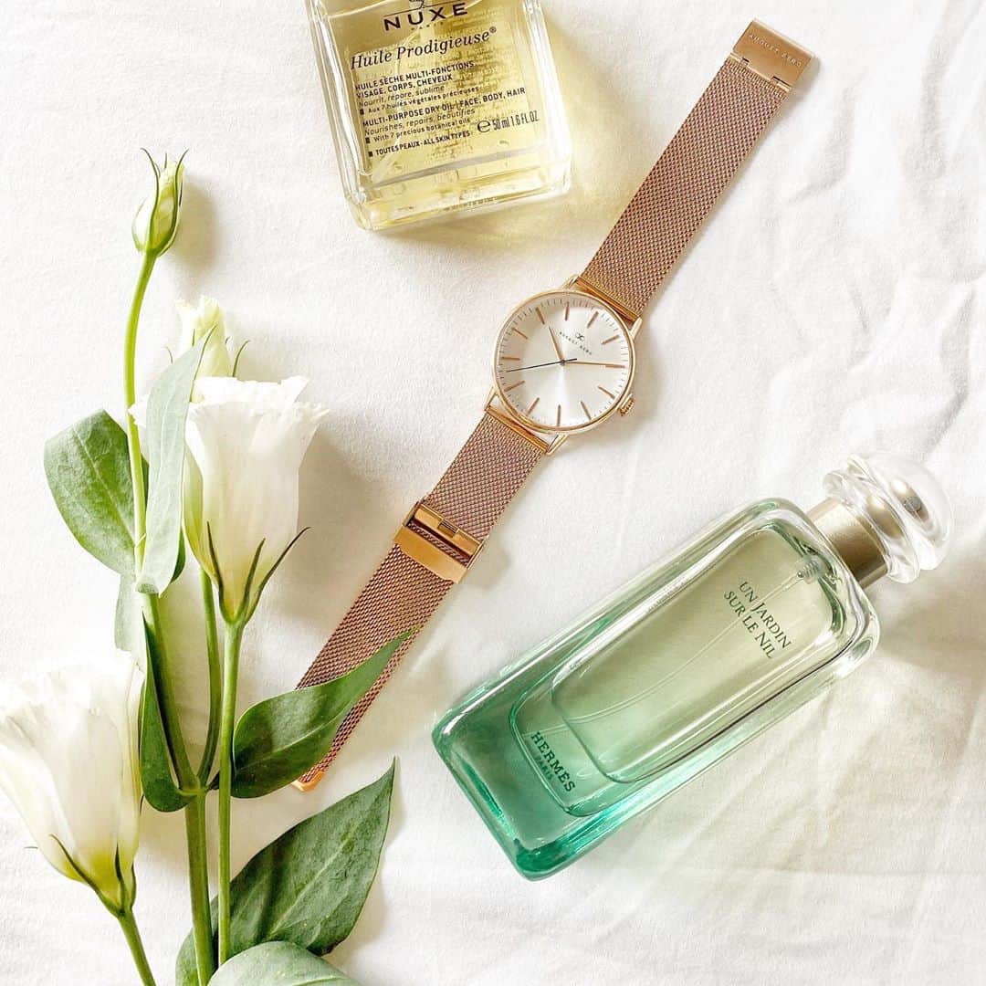 のインスタグラム：「Enjoy using this new gold watch, it’s the biggest one I have so easy to see the time 🤓💕. . . . . オーガストバーグの新しいゴールドの時計、見やすい文字盤とても気に入ってます🥳❤️. . . .  #augustbergjp #オーガストバーグ #タイムフルネス #腕時計 #timepiece #watch #tokyo #japan #love」